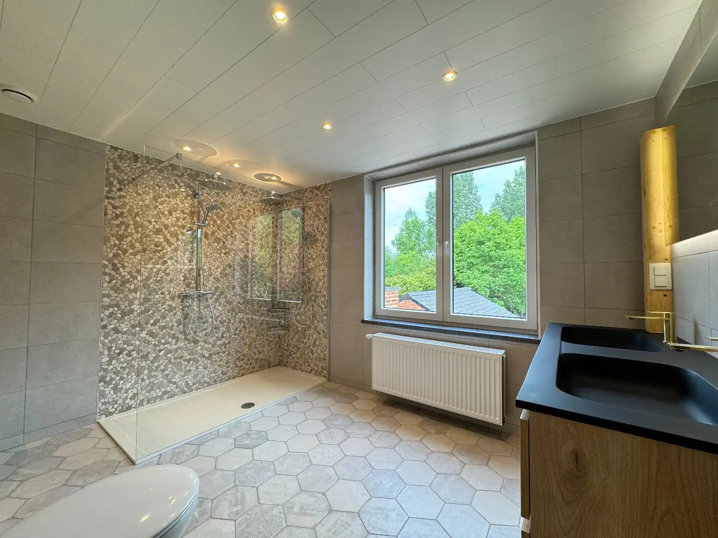 Een 4-gevelwoning met garage en  tuin foto 17