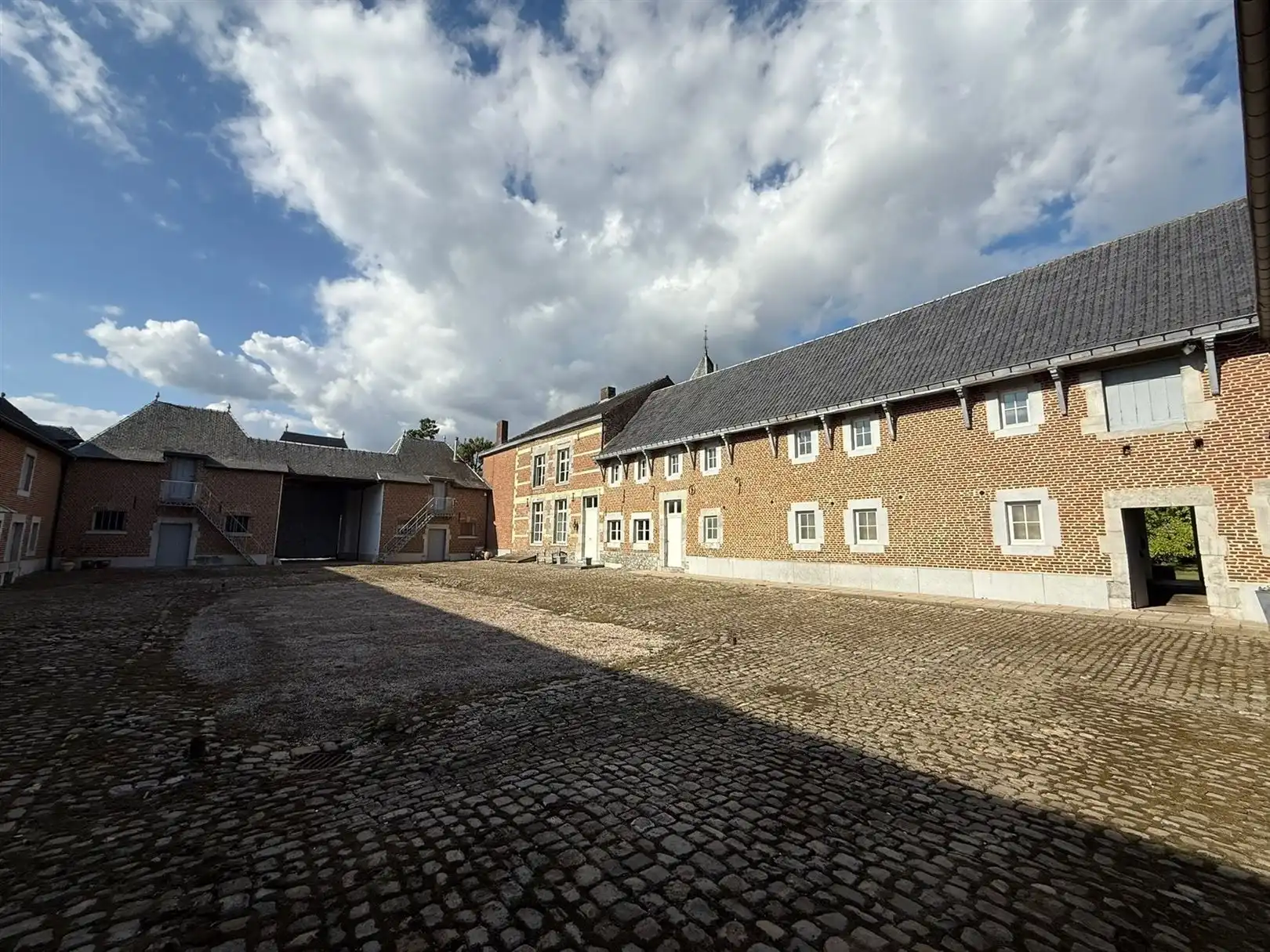 Instapklaar kasteeldomein met vierkantshoeve foto 16
