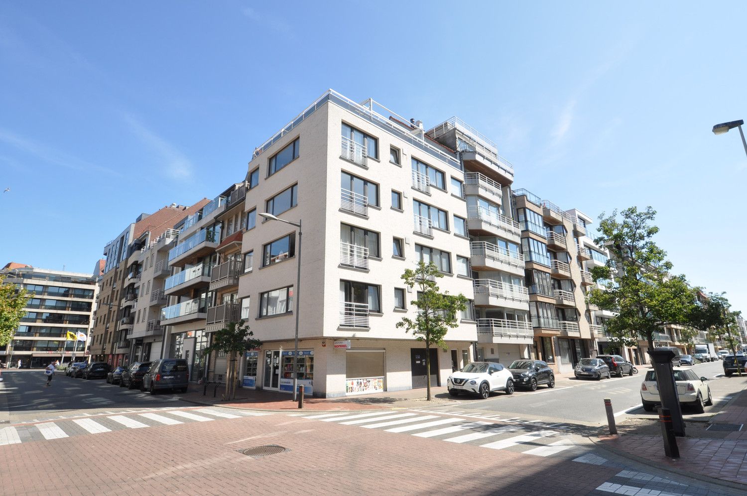 Volledig gerenoveerd hoekappartement gelegen op enkele stappen van de zee en de Lippenslaan foto {{pictureIndex}}