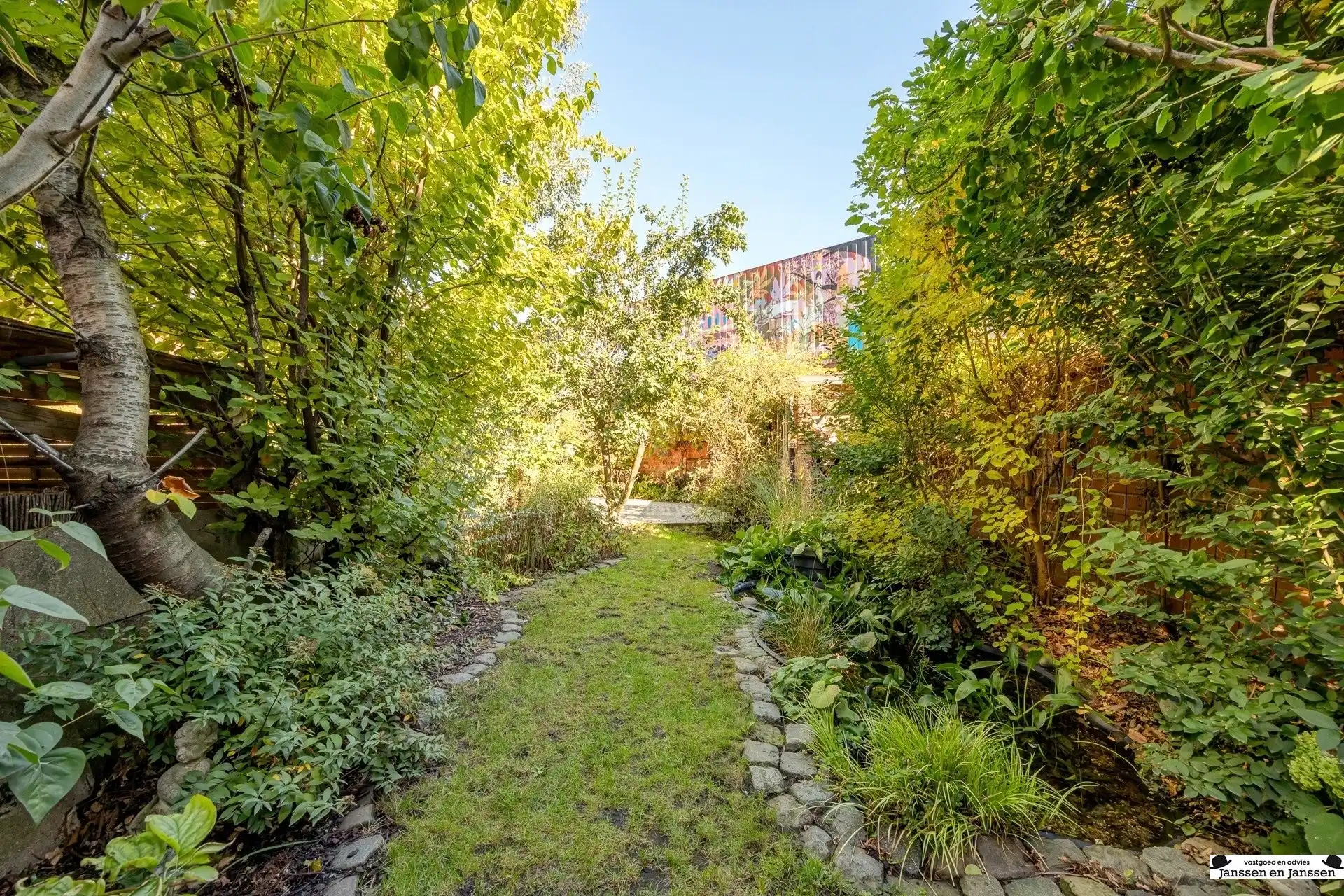 Prachtig gerenoveerd herenhuis met groene stadstuin foto 25