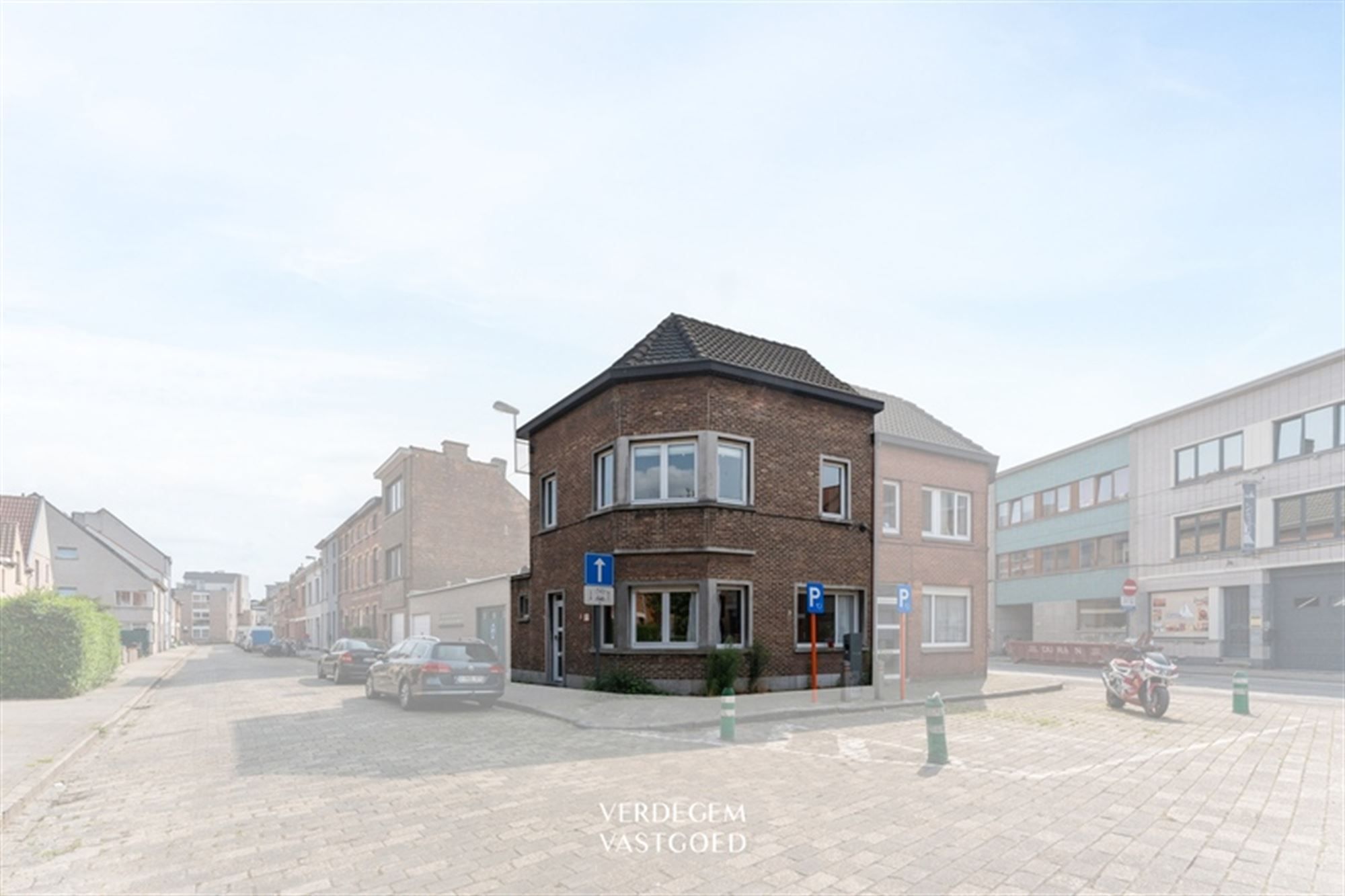 Woning met 2 slaapkamers en grote zolder aan het Van Beverenplein foto 1