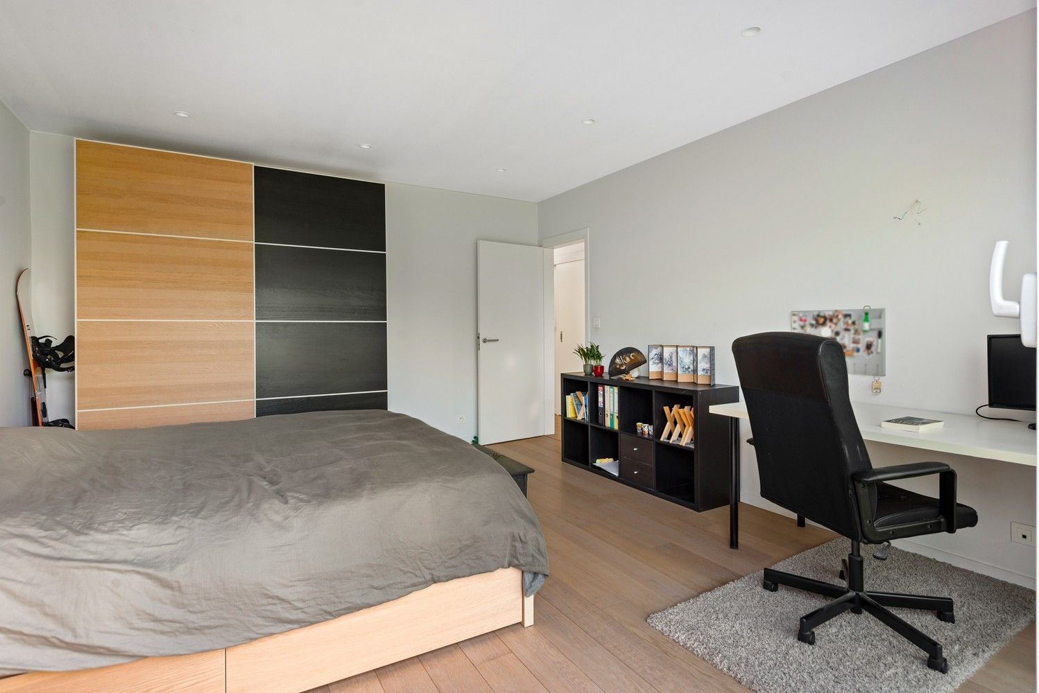 Ruime kangroewoning met 6 slaapkamers en 3 badkamers nabij het Steytelickpark te Wilrijk. foto 27
