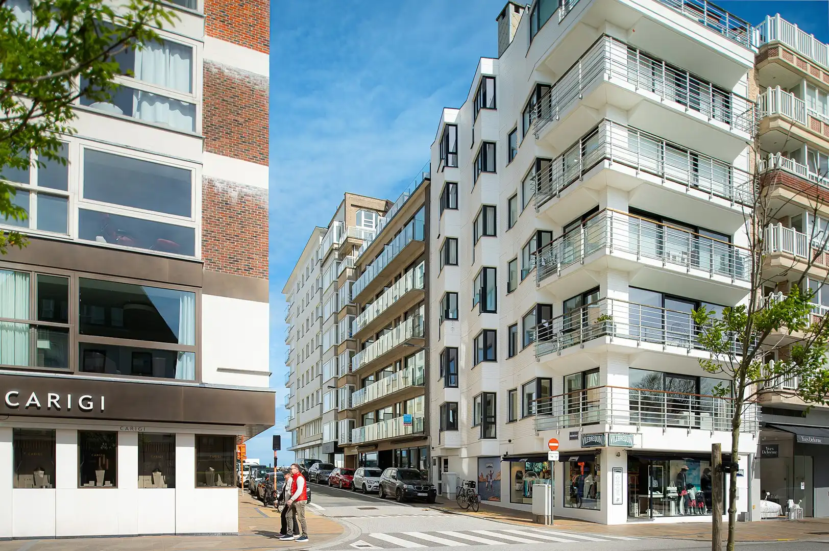 Hedendaags appartement genietend van zijdelings zeezicht, vlakbij de zee. foto {{pictureIndex}}