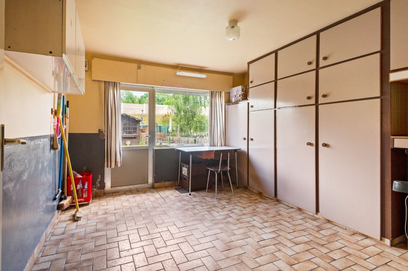 Op te frissen app. op 2e verd. met 2slpk., garage, berging en tuin foto 18