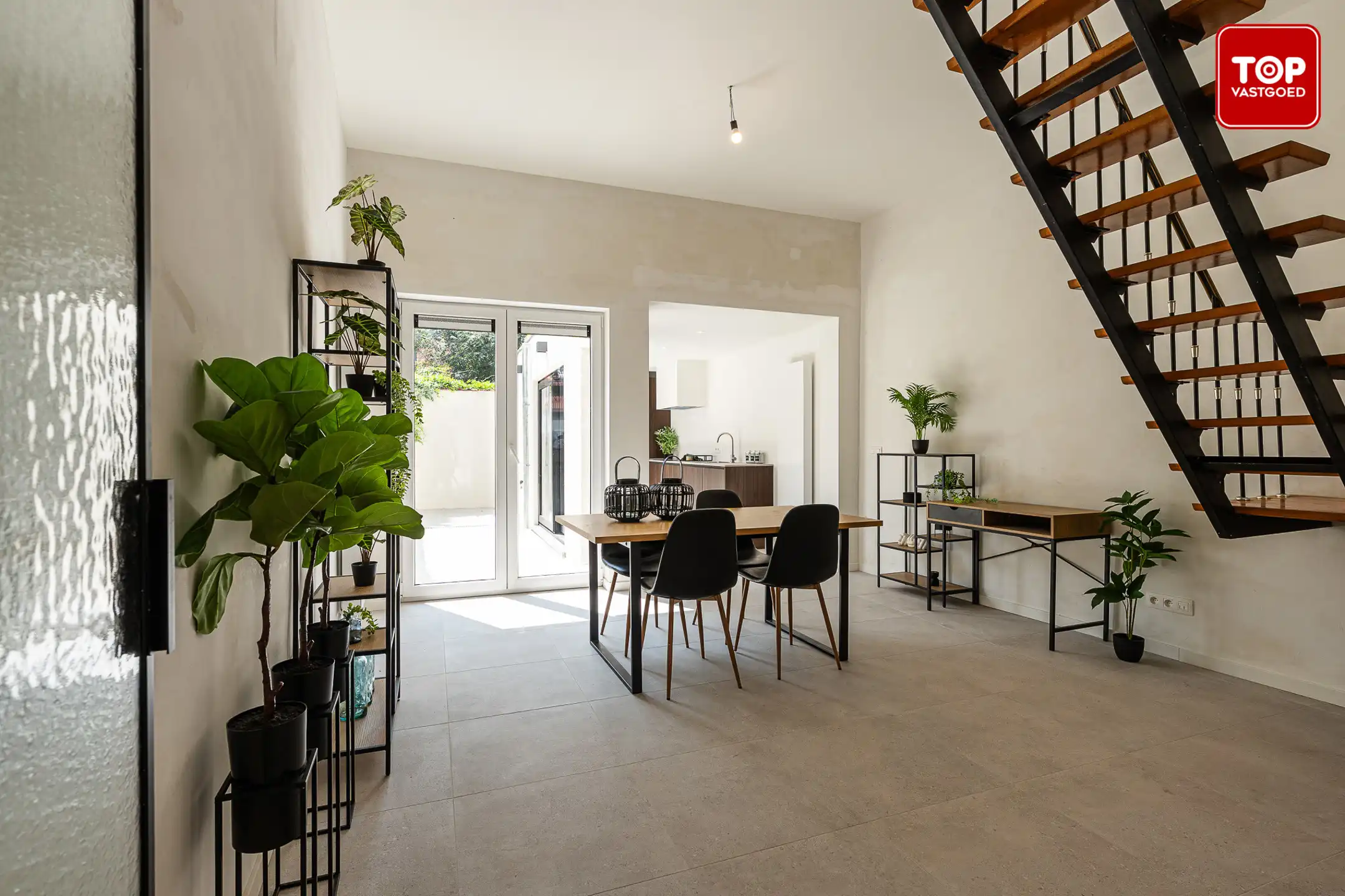 Instapklare, totaal gerenoveerde woning op toplocatie! foto 2