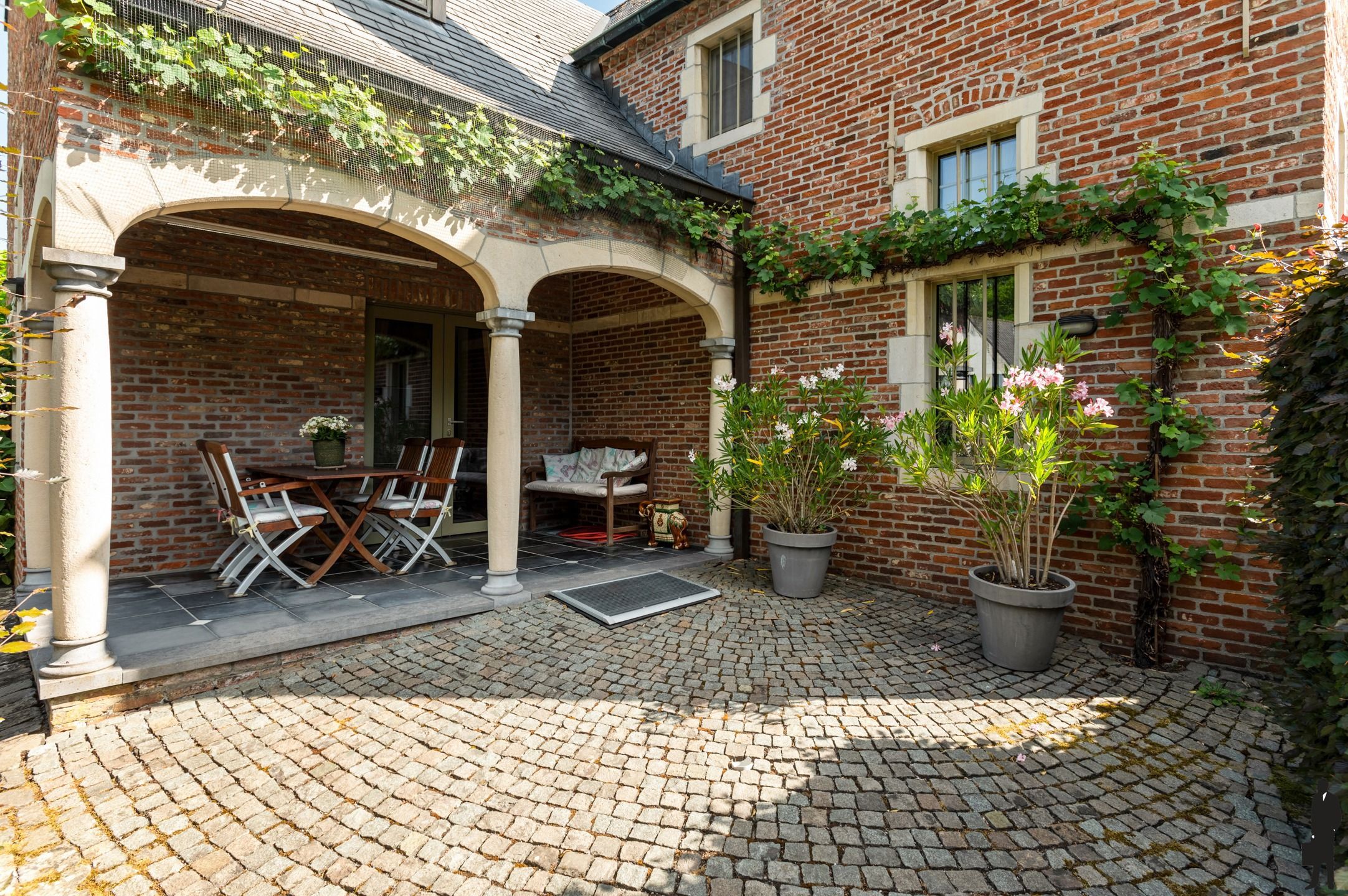 Exclusieve villa met conciërgewoning op 4.102m² foto 35