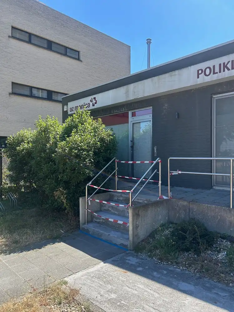 Uitstekend gelegen handelsgelijkvloers naast Polykliniek AZ Monica te koop in Antwerpen, Blancefloerlaan 151 foto {{pictureIndex}}