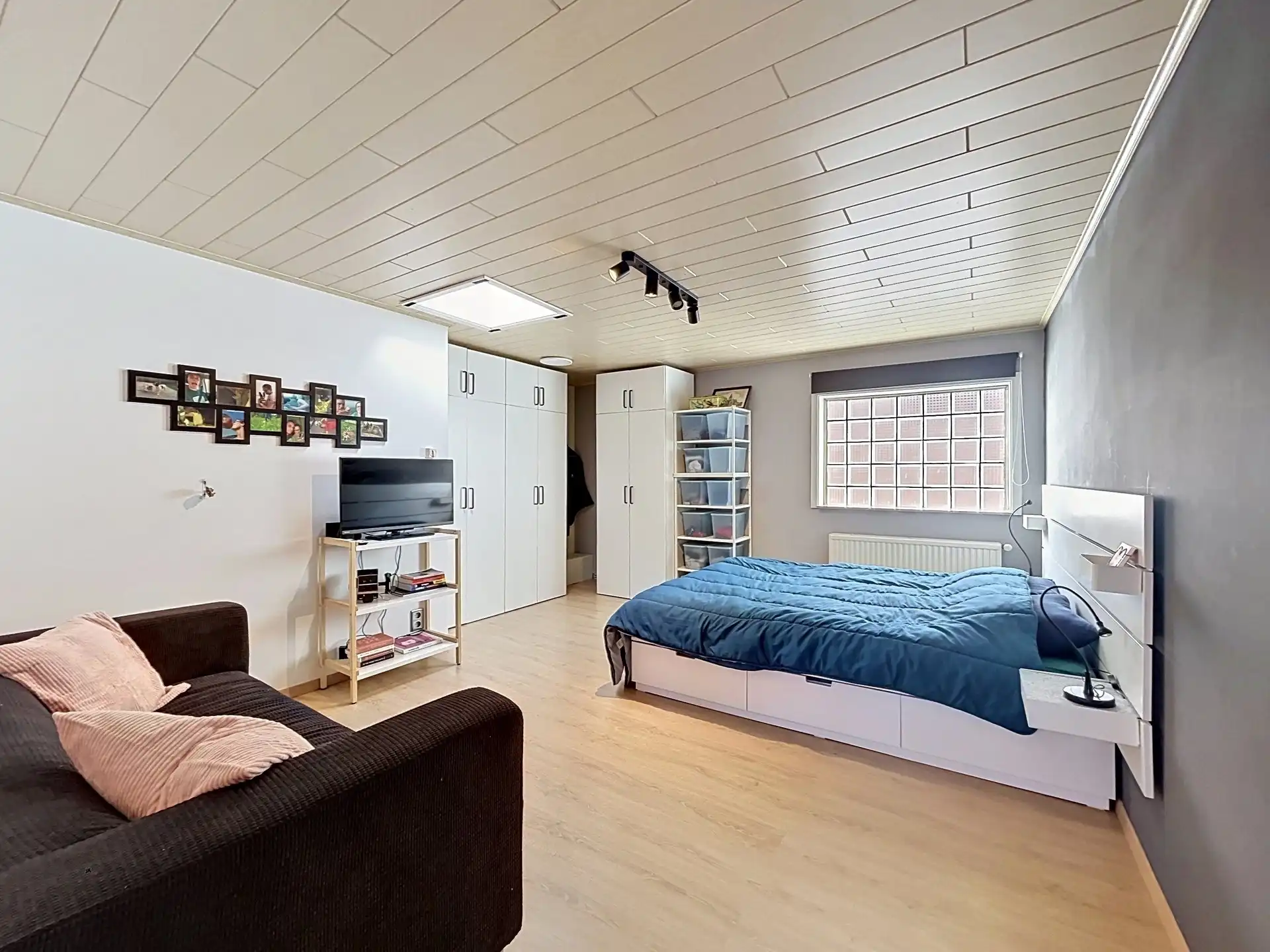 Ruime (264m²) strakke woning met vier slaapkamers en garage op perceel van 693m². foto 11