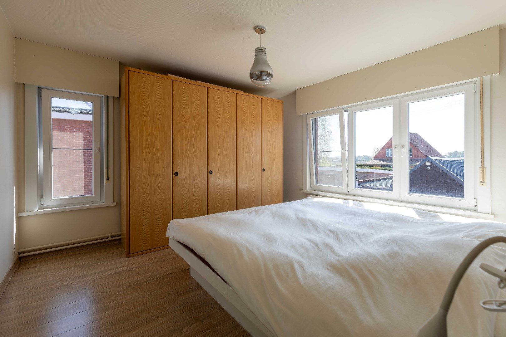 Vernieuwde energiezuinige alleenstaande woning met bijgebouwen  foto 15