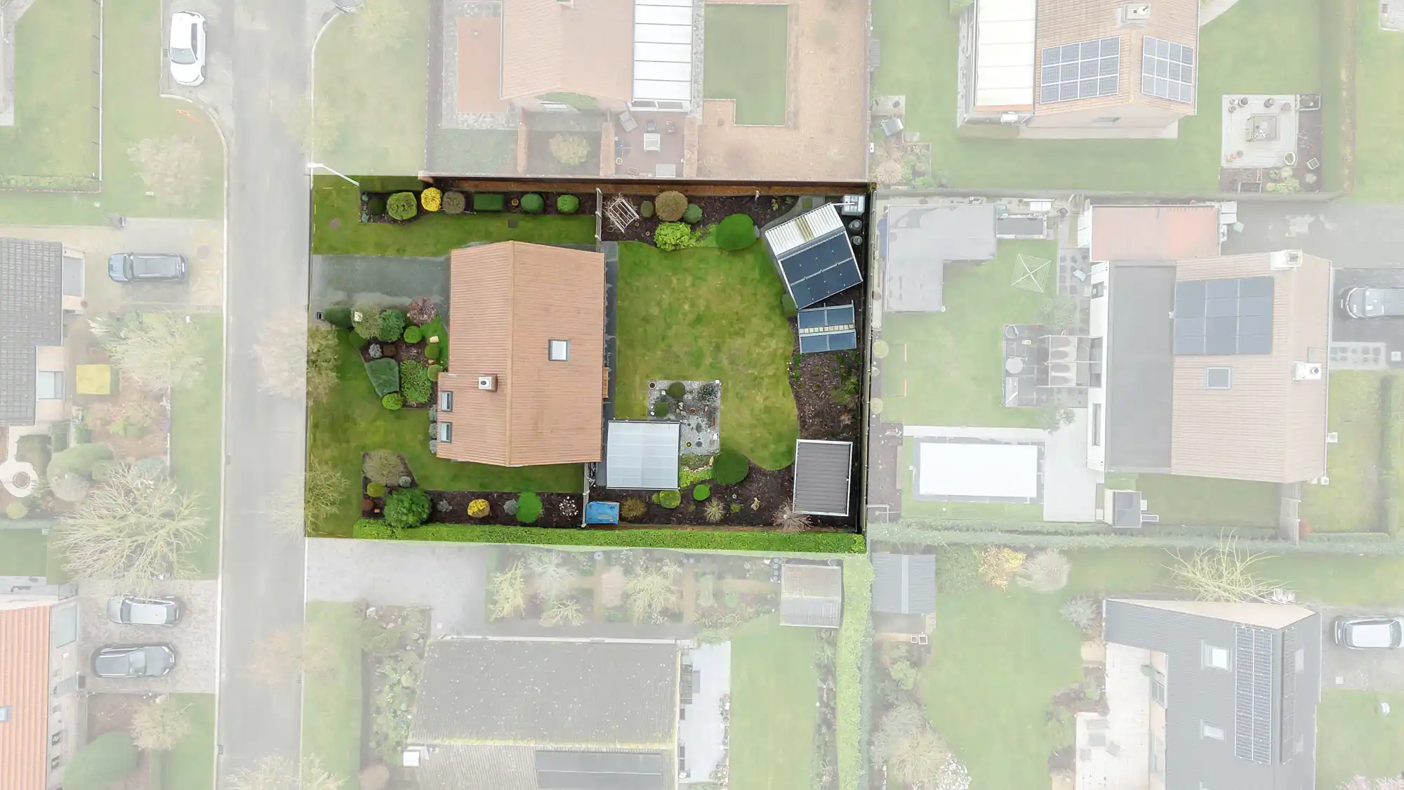 Open bebouwing met tuin, zonnepanelen en garage foto 3