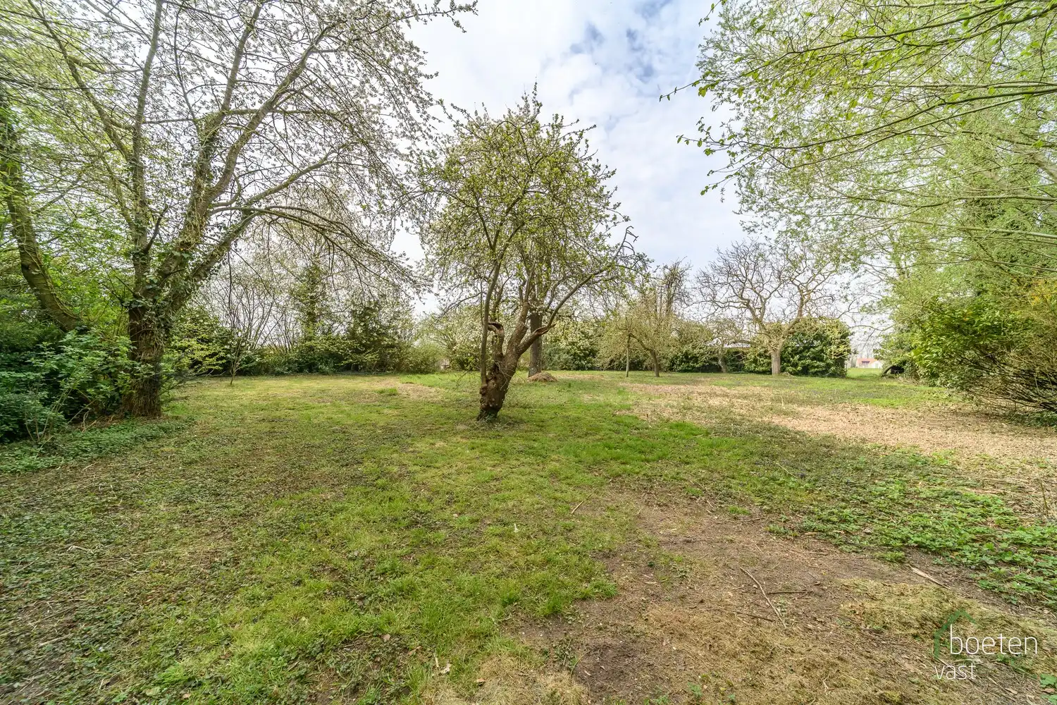 ALVERINGEM: Karaktervolle herenwoning uit het interbellum (jaren 30) met authentieke geveldetails en een warm landelijk interieur op 3.253 m² totale grondopp. foto 26