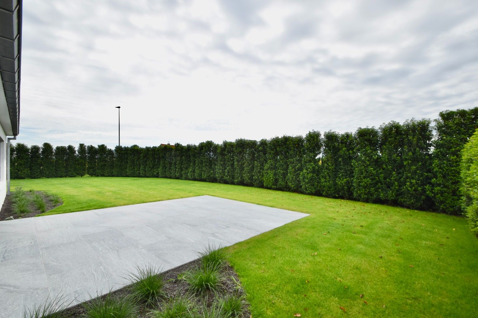 Volledig gerenoveerde koppelvilla met zuidgerichte tuin in het prestigieuze Woonerf Witte Poldershof, te Oostkerke. foto 3