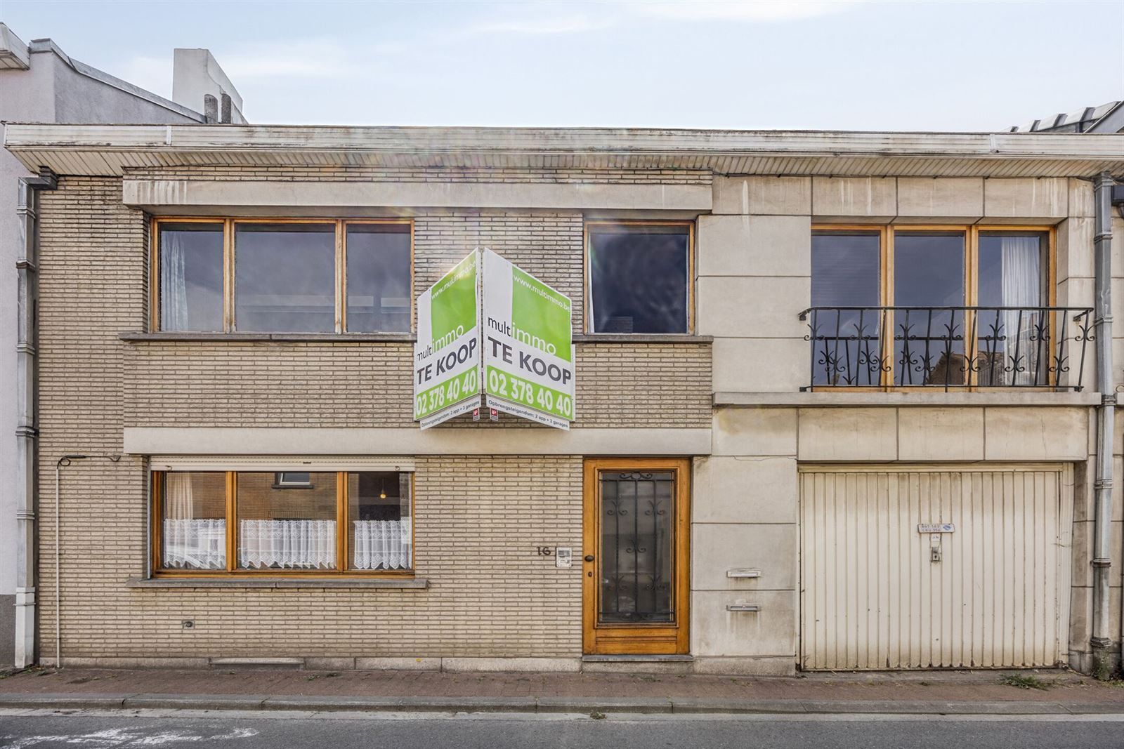 Opbrengstwoning met 2 appartementen en 3 garageboxen foto {{pictureIndex}}