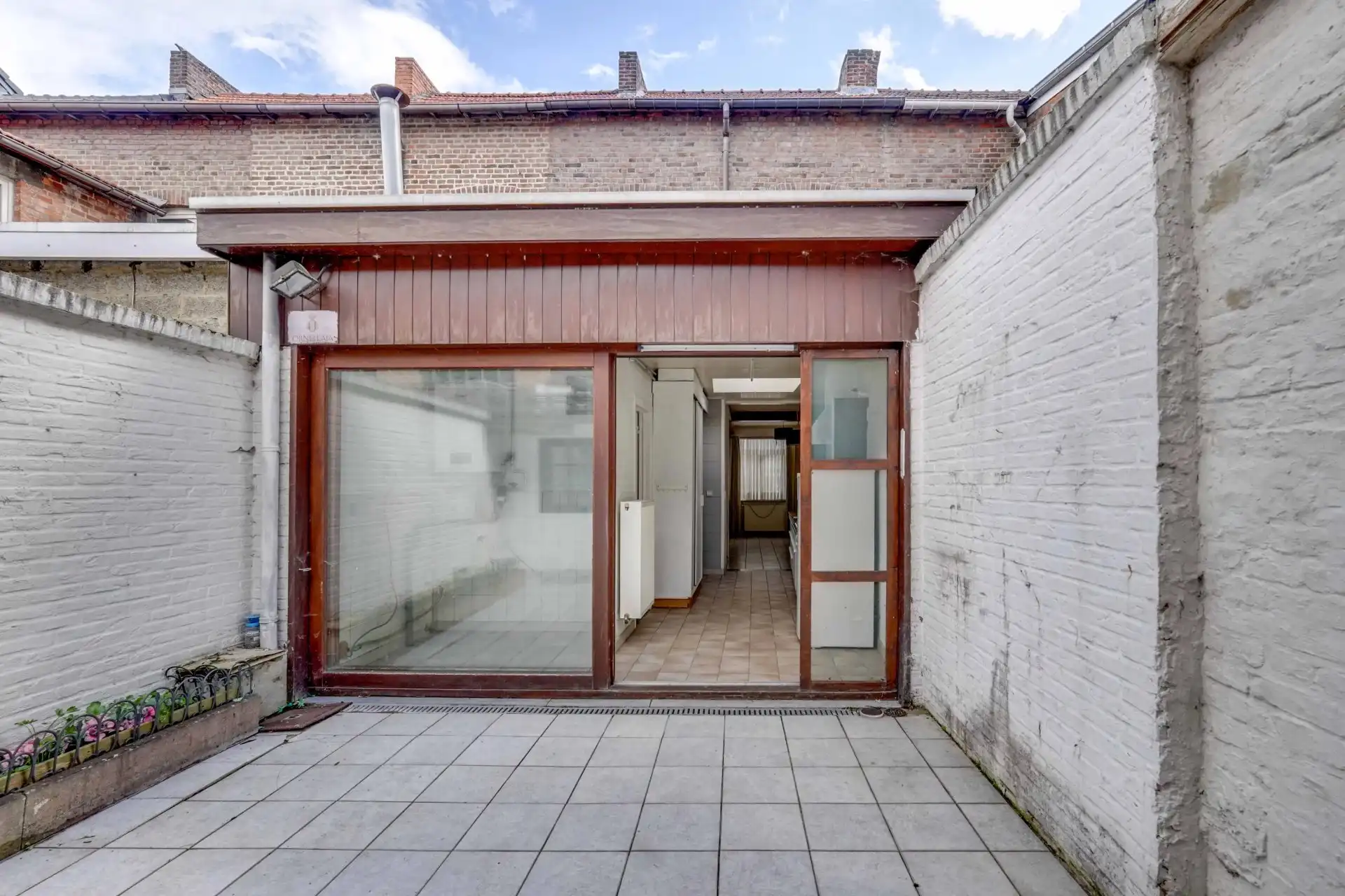 Op te knappen stadwoning op goede locatie foto 17