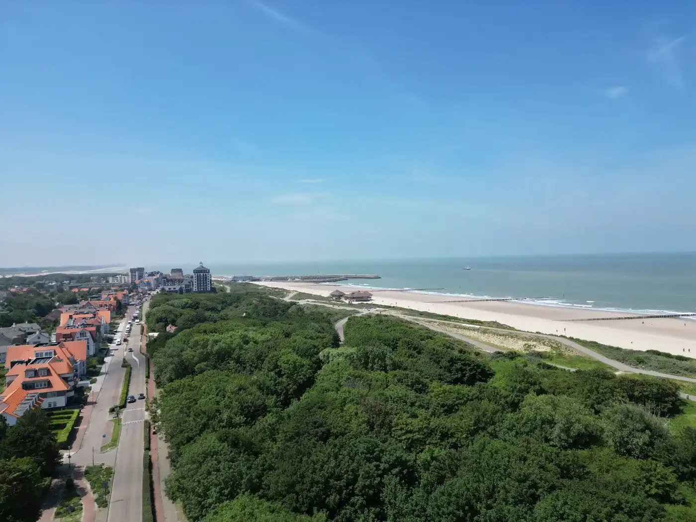 "Moderne villa-appartementen met terras aan de Zeedijk in Cadzand - Residentie Duinhof-Noord" foto {{pictureIndex}}