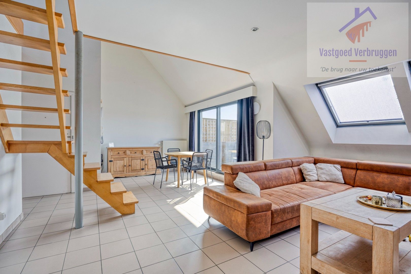 Instapklaar ruim 3 slpk duplex-penthouse met 2 terrassen in centrum van Erembodegem foto {{pictureIndex}}