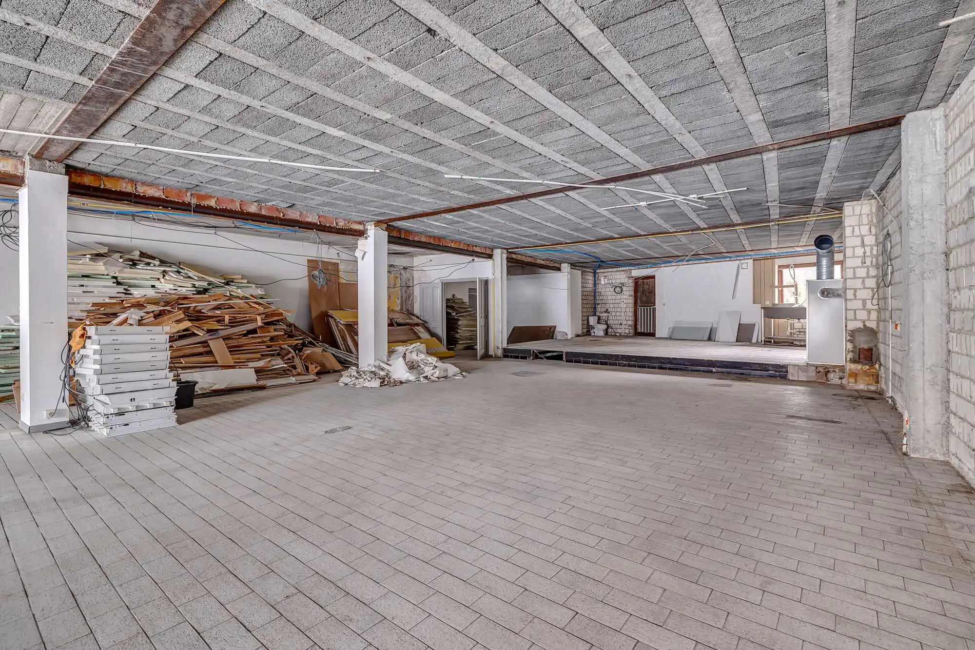 Te renoveren handelspand (315m²) met 4 staanplaatsen foto 9