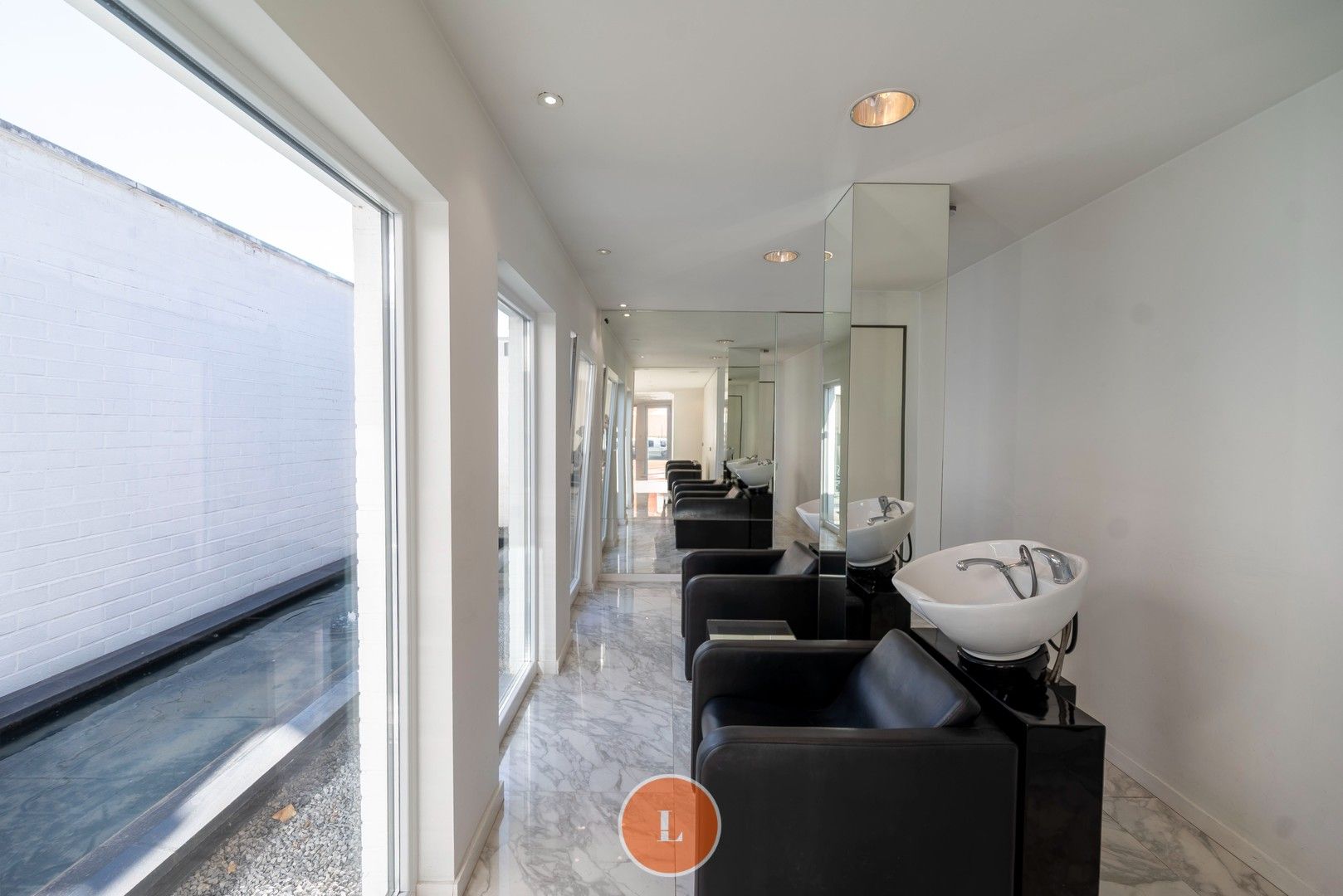 Woonhuis gedeeltelijk ingericht als kapperszaak en gemakkelijk te veranderen in trendy woning foto 6