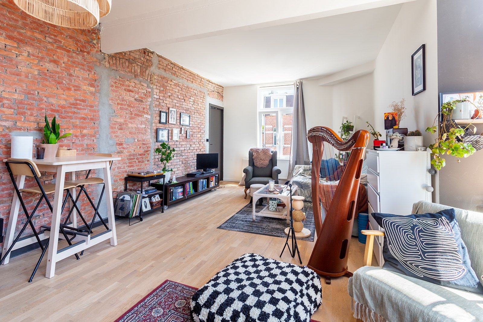 Lichtrijk hoek appartement met karakter!  foto {{pictureIndex}}