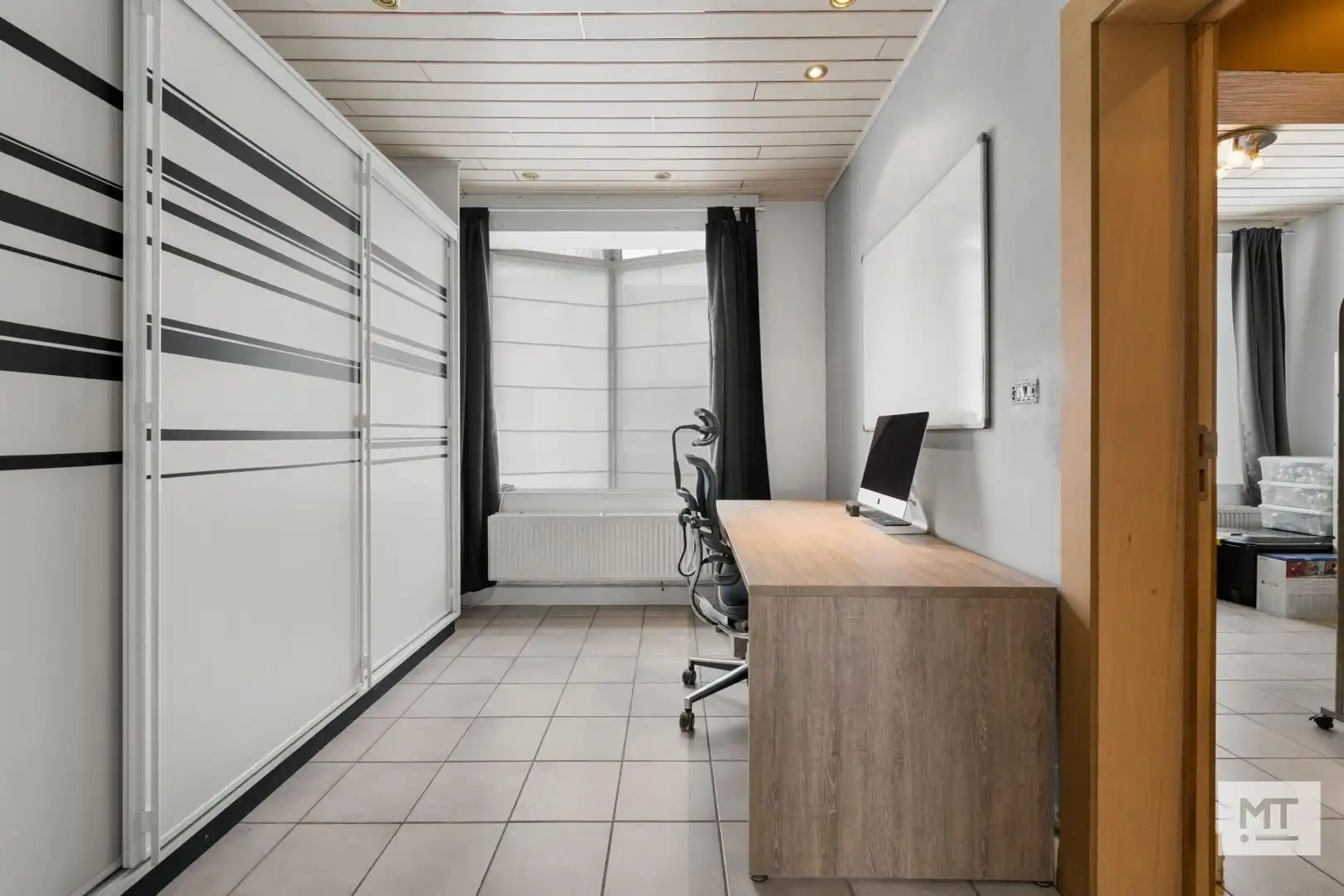 Bijzonder ruime woning met opslagruimte, dubbele garage en uitweg in centrum Langemark foto 5