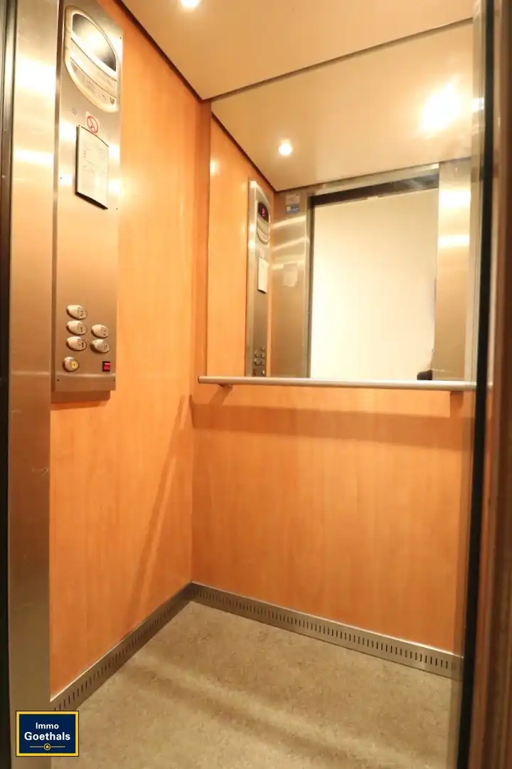 CENTRAAL GELEGEN APPARTEMENT MET GROOT TERRAS IN GARAGE. foto 14