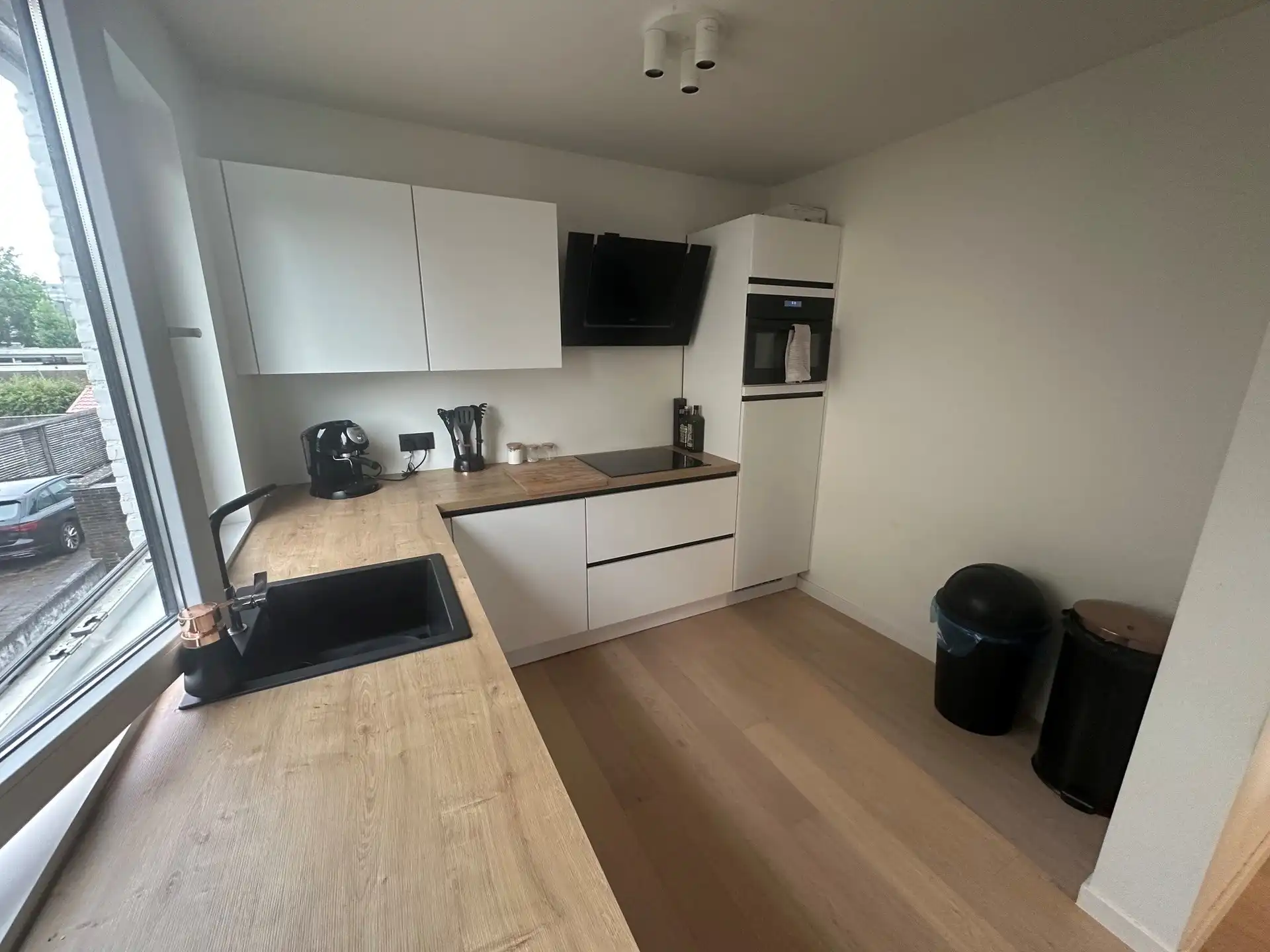 Strategisch gelegen en gerenoveerd tweeslaapkamerappartement met garage foto 4