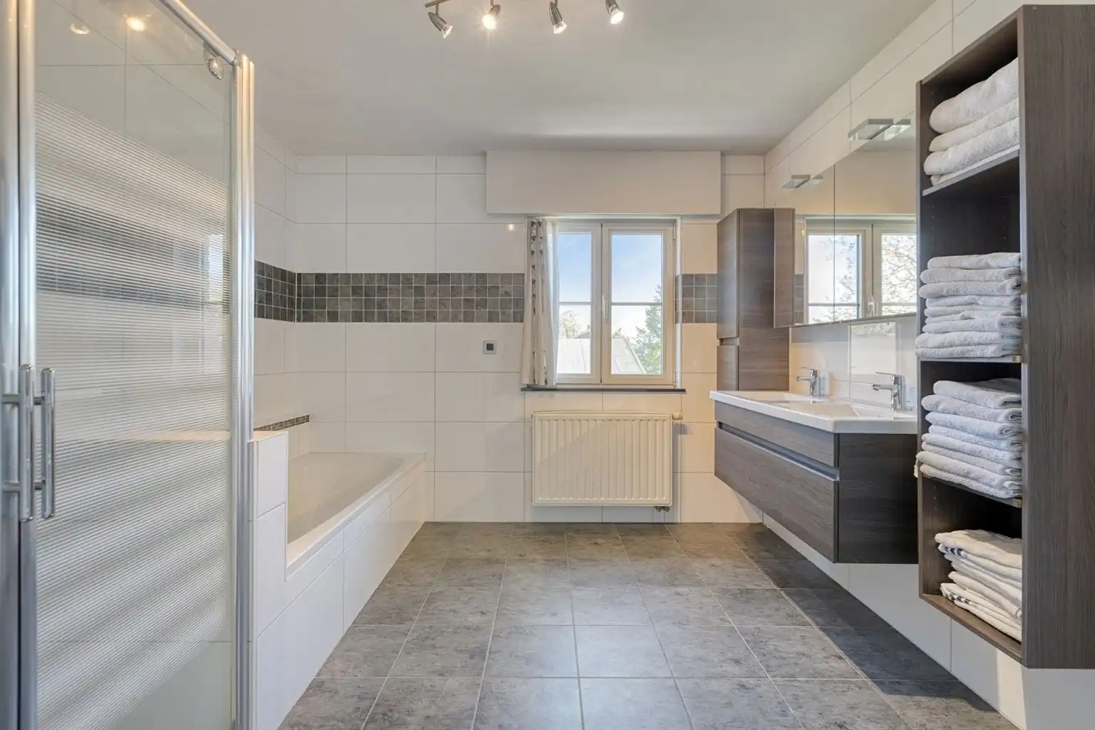 Prachtige vrijstaande villa met 5 (+3) slaapkamers, garage en omheinde tuin, ideaal gelegen op een boogscheut van het centrum van Maaseik.  foto 24