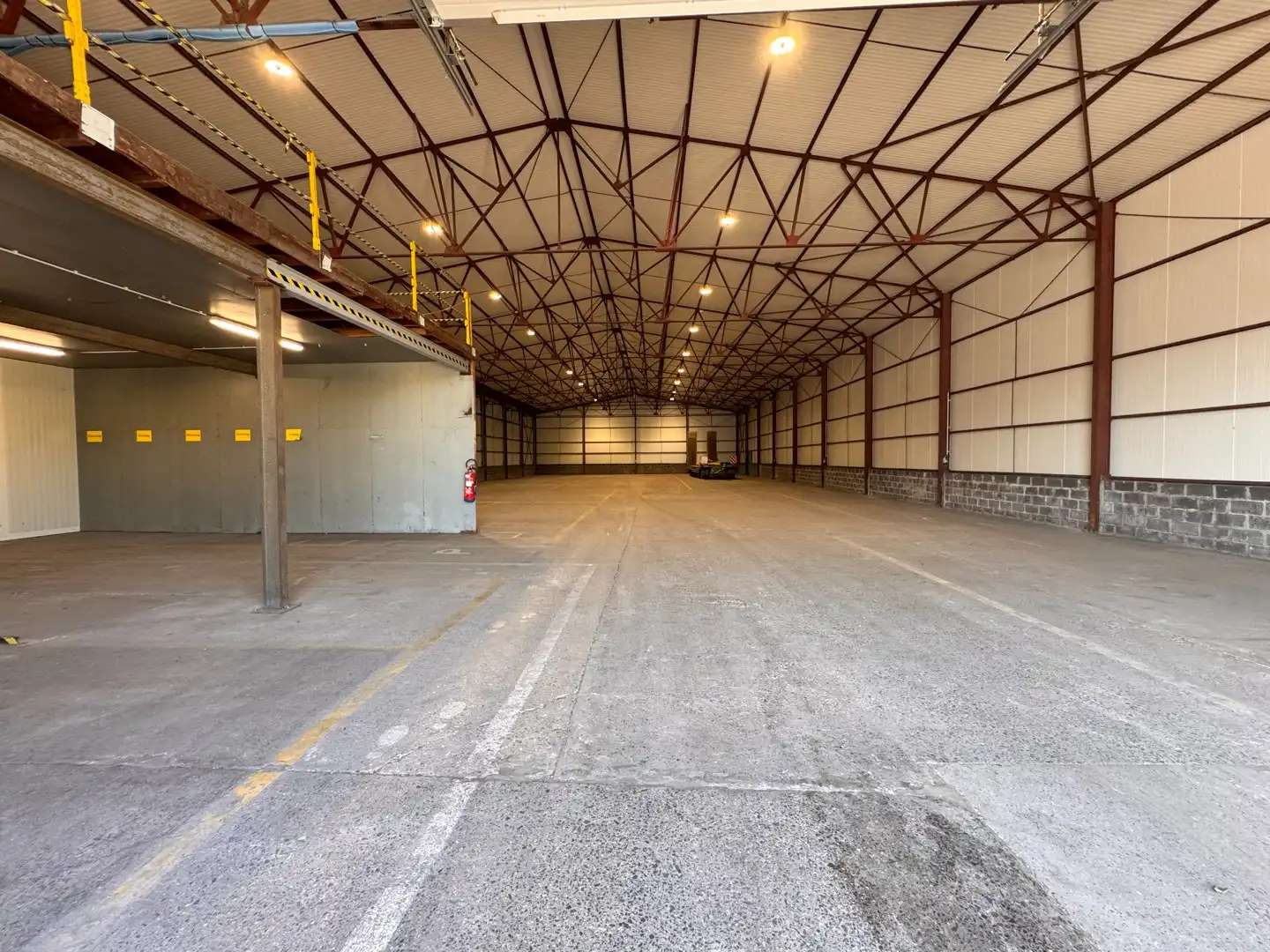 Magazijnruimte van 1.000 m² met mezzanine te huur in Zedelgem foto 9