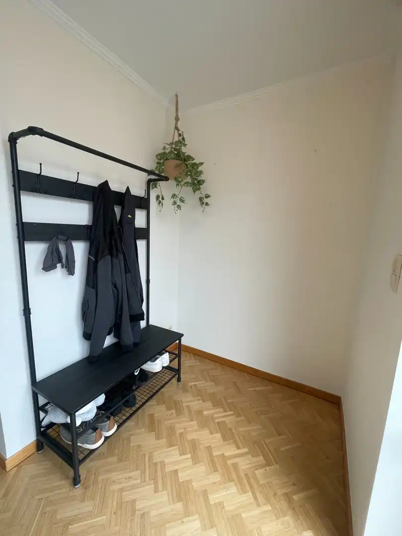 Instapklaar 1-slaapkamerappartement met terras en garagebox in hartje Lommel. foto 2