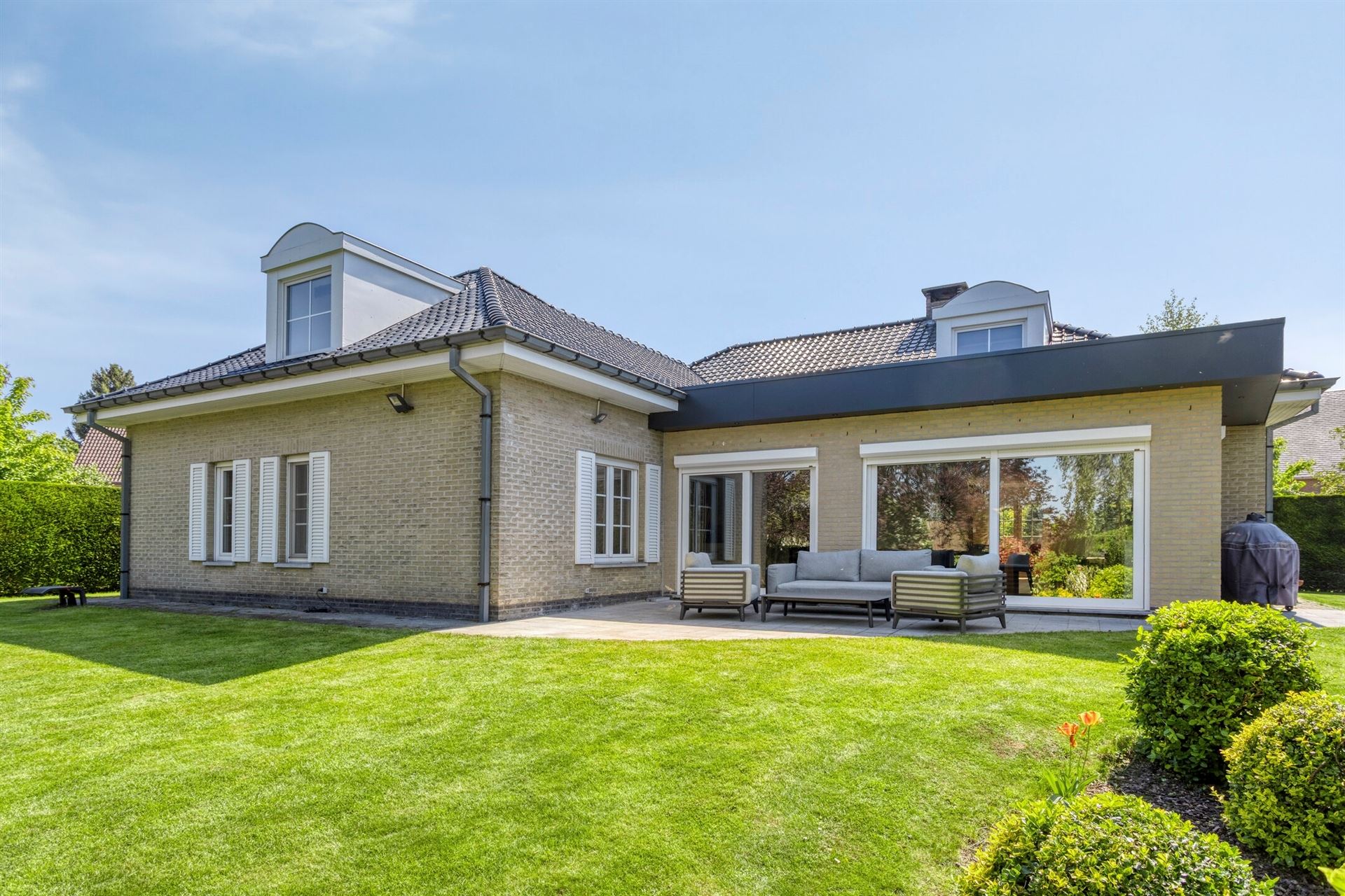 Prachtig gerenoveerde villa op mooi perceel foto 3