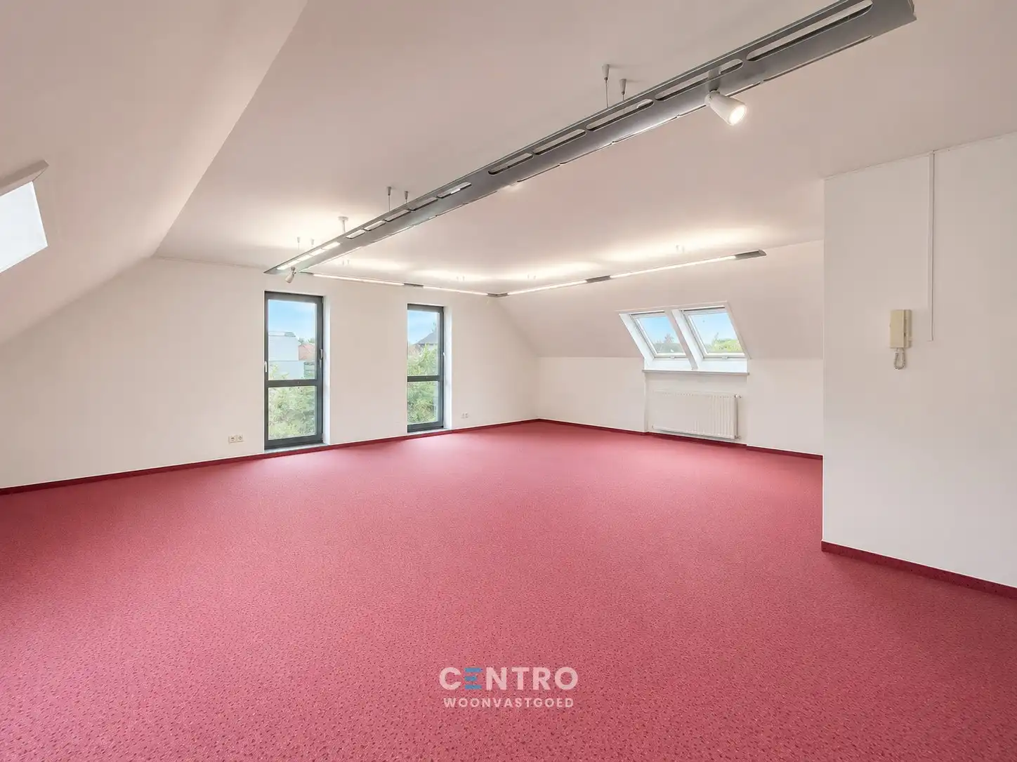 Vrijstaande VILLA (430m²) op een hoekperceel van ± 1.200 m² op invalsweg Roeselare (vlakbij de ring R32). Ook ideaal als KANGOEROEWONING. foto 25
