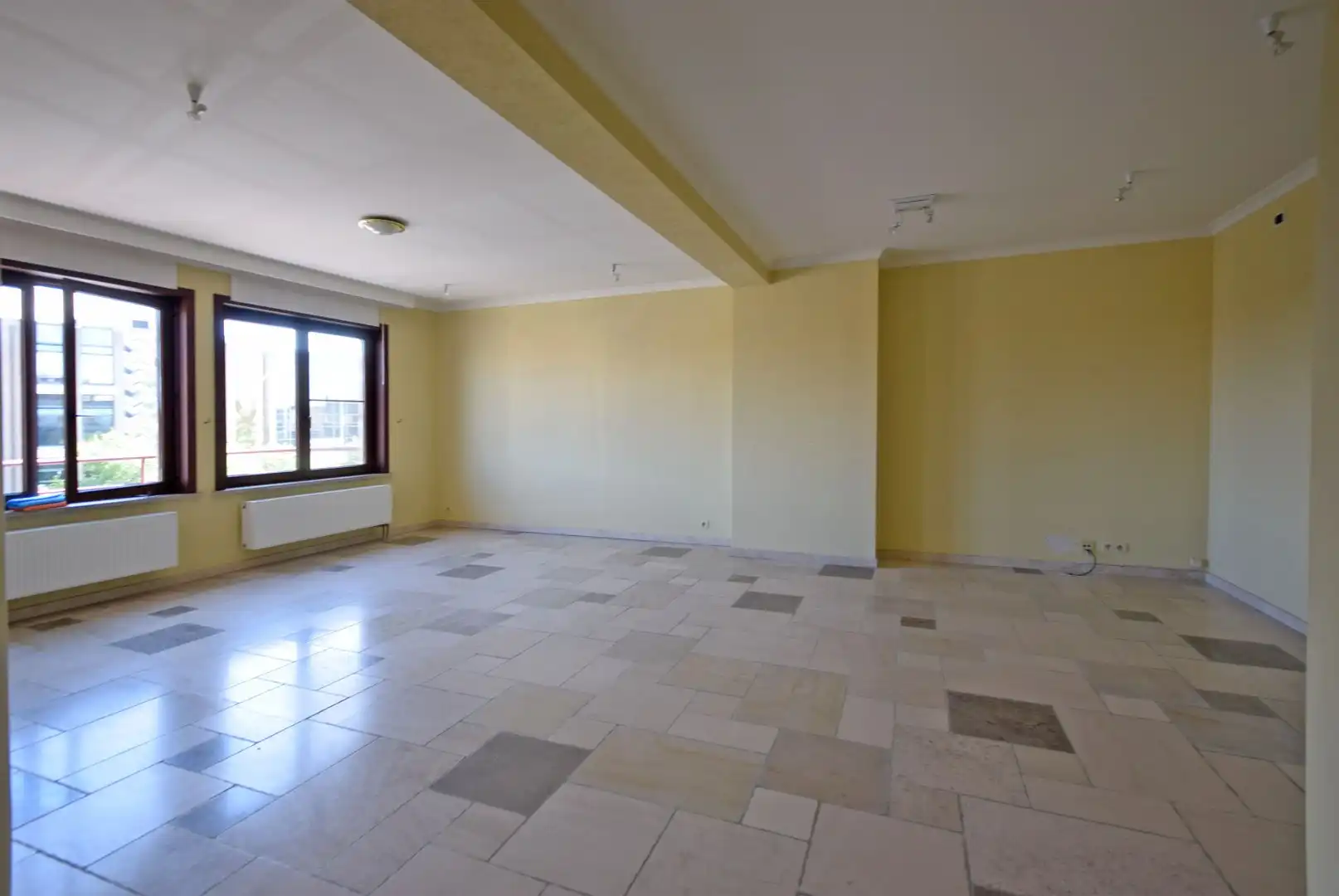 Ruim 2-slaapkamerappartement met twee terrassen en garage op mooie locatie in Roeselare foto 3