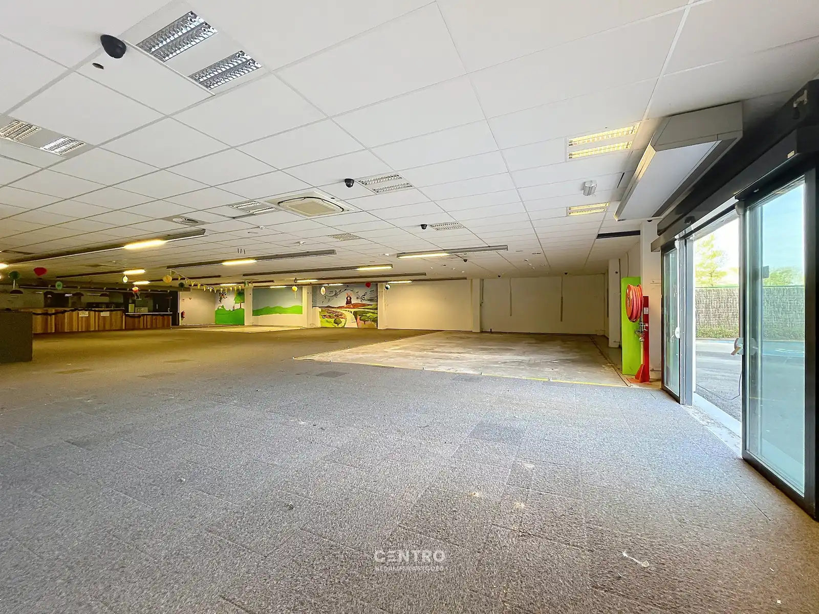 Multifunctioneel bedrijfspand (binnenrecreatie, toonzaal, winkel, opslag,...) van 782m² met 40 parkeerplaatsen op eigen terrein te Bavikhove (Harelbeke). foto 11