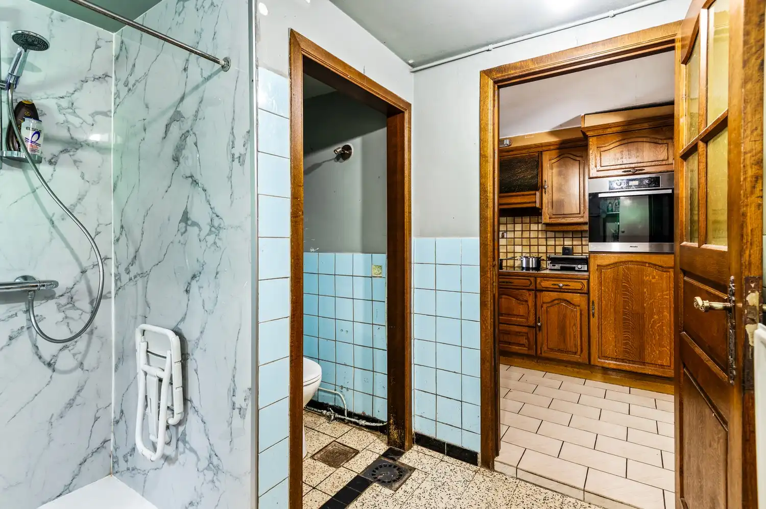Te renoveren woning met veel potentieel in Ranst! foto 12