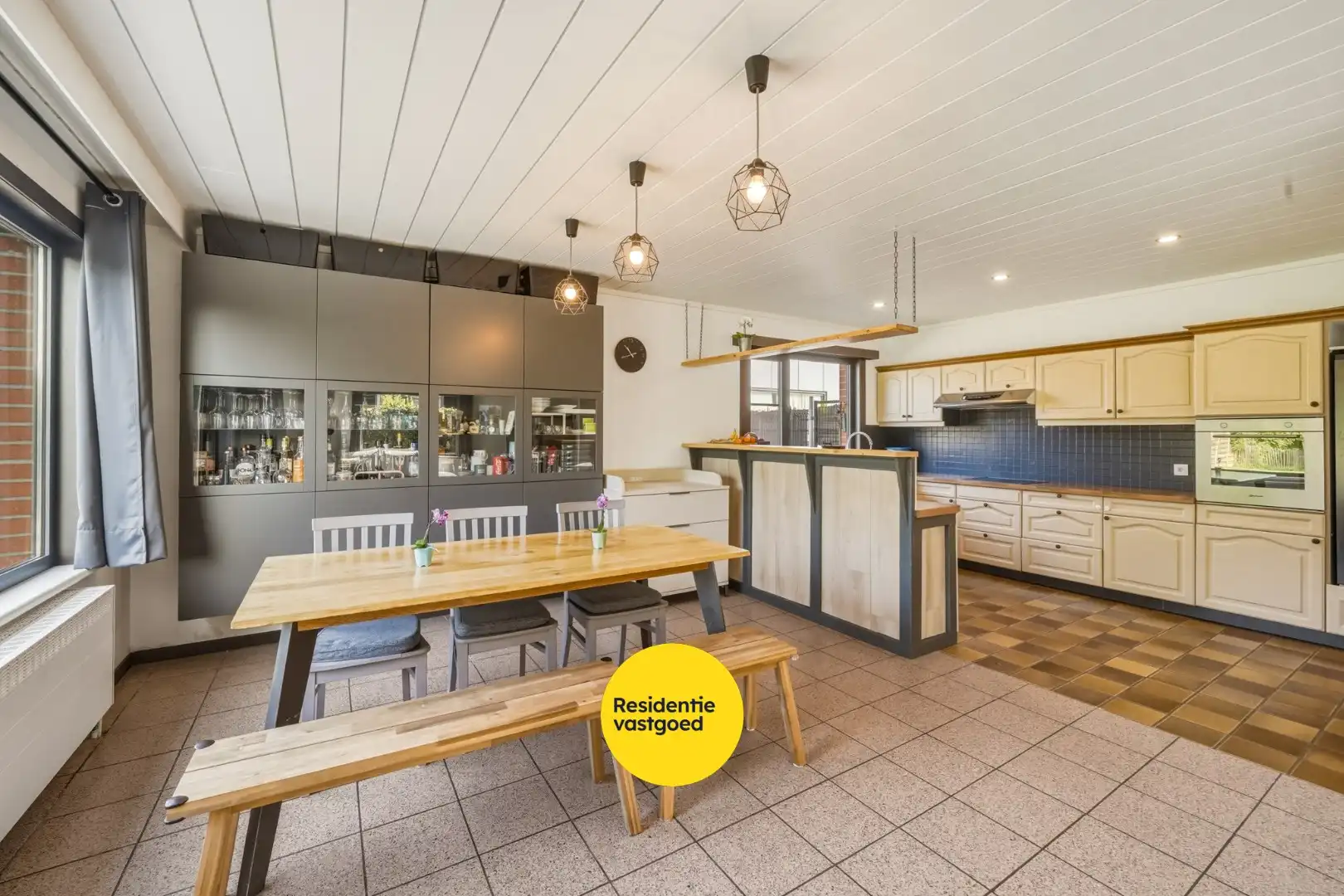Instapklare ruime bungalow met zongerichte tuin in hartje Oudenburg! foto 9
