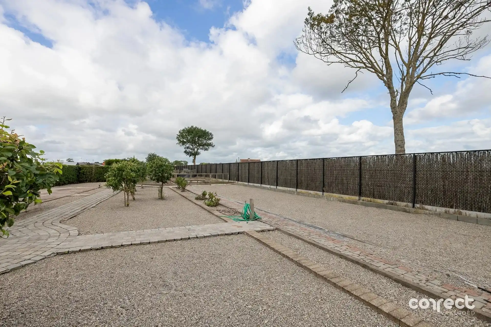 Landelijk gelegen woning op ruim perceel nabij de kust. foto 15