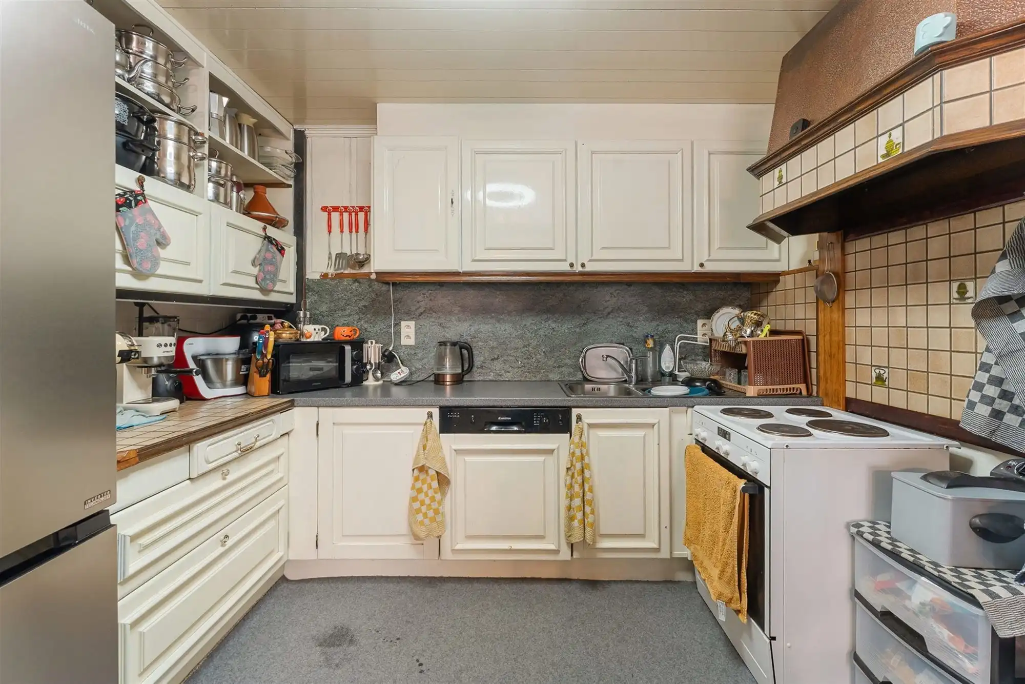 TE RENOVEREN WONING MET BOVENLIGGEND APPARTEMENT GELEGEN TE HEPPEN foto 11