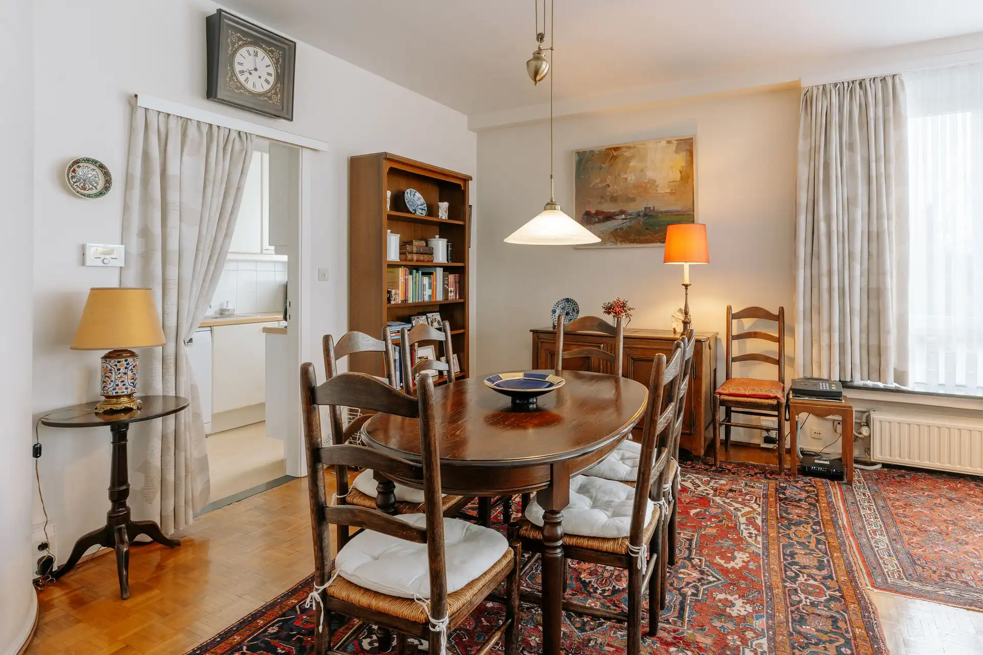 Ruim 3-slaapkamerappartement met karakter en autostaanplaats foto 7