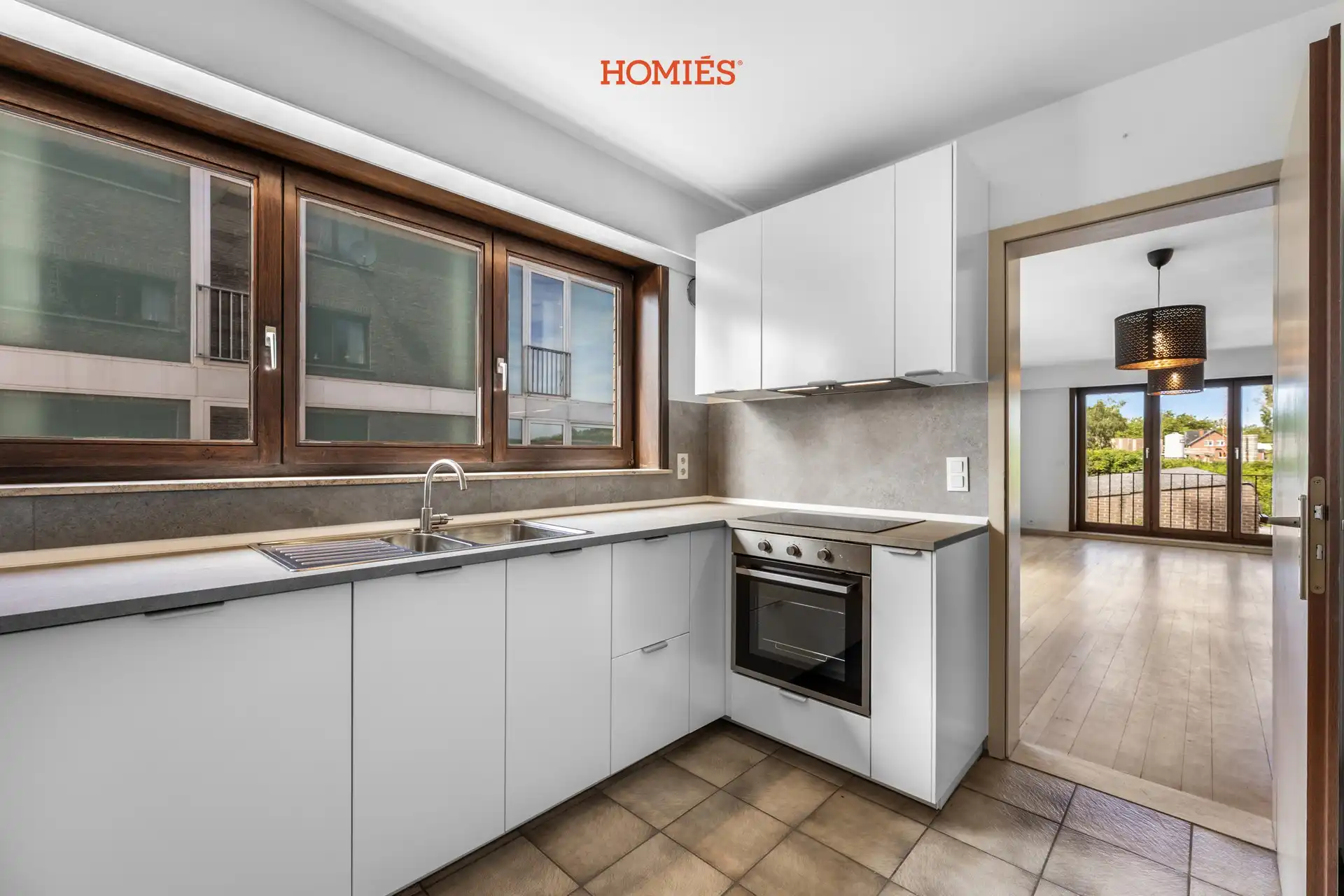 Instapklaar en vernieuwd 2-slaapkamerappartement met garage foto 8