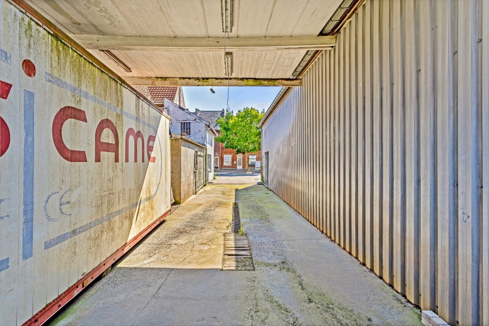 Opslagplaats met garagebox naast het centrum van Ninove foto 3