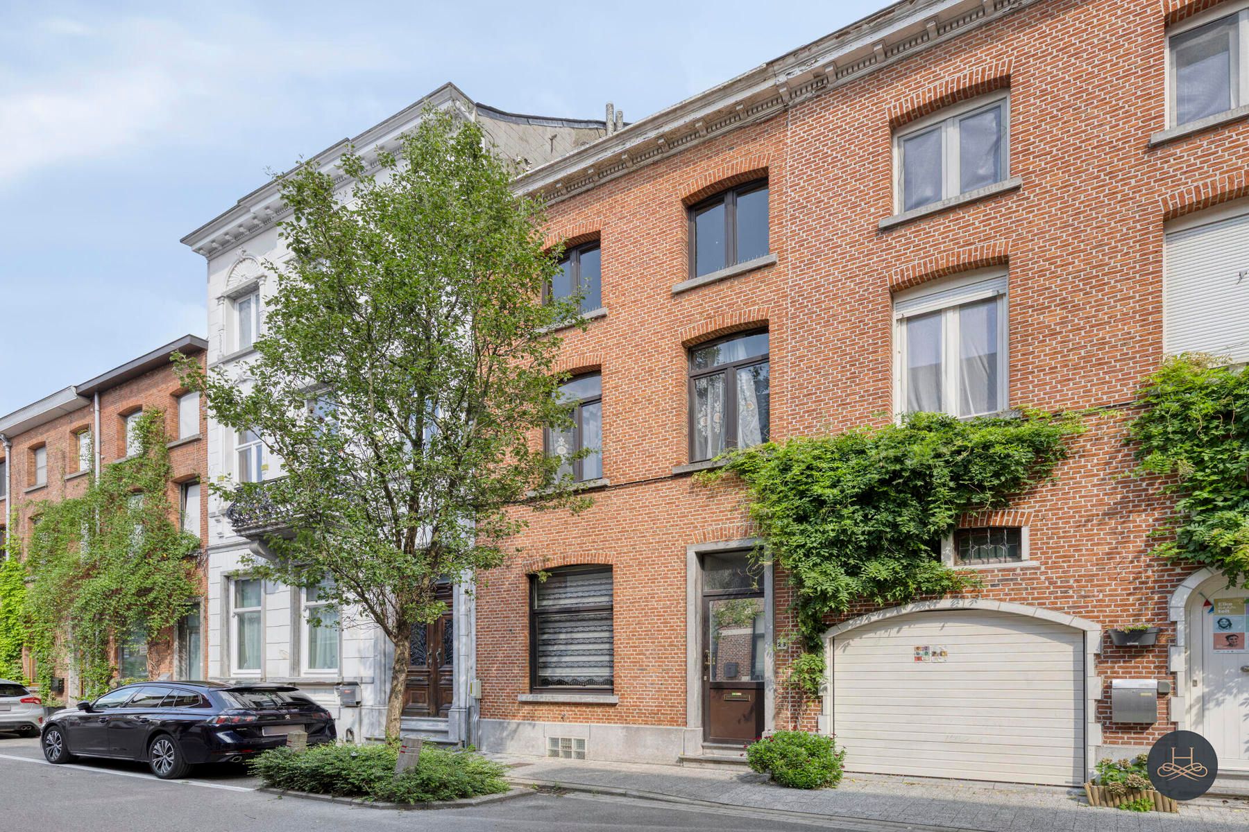 Knappe renovatiewoning met binnenplaats en 4 slaapkamers foto 2