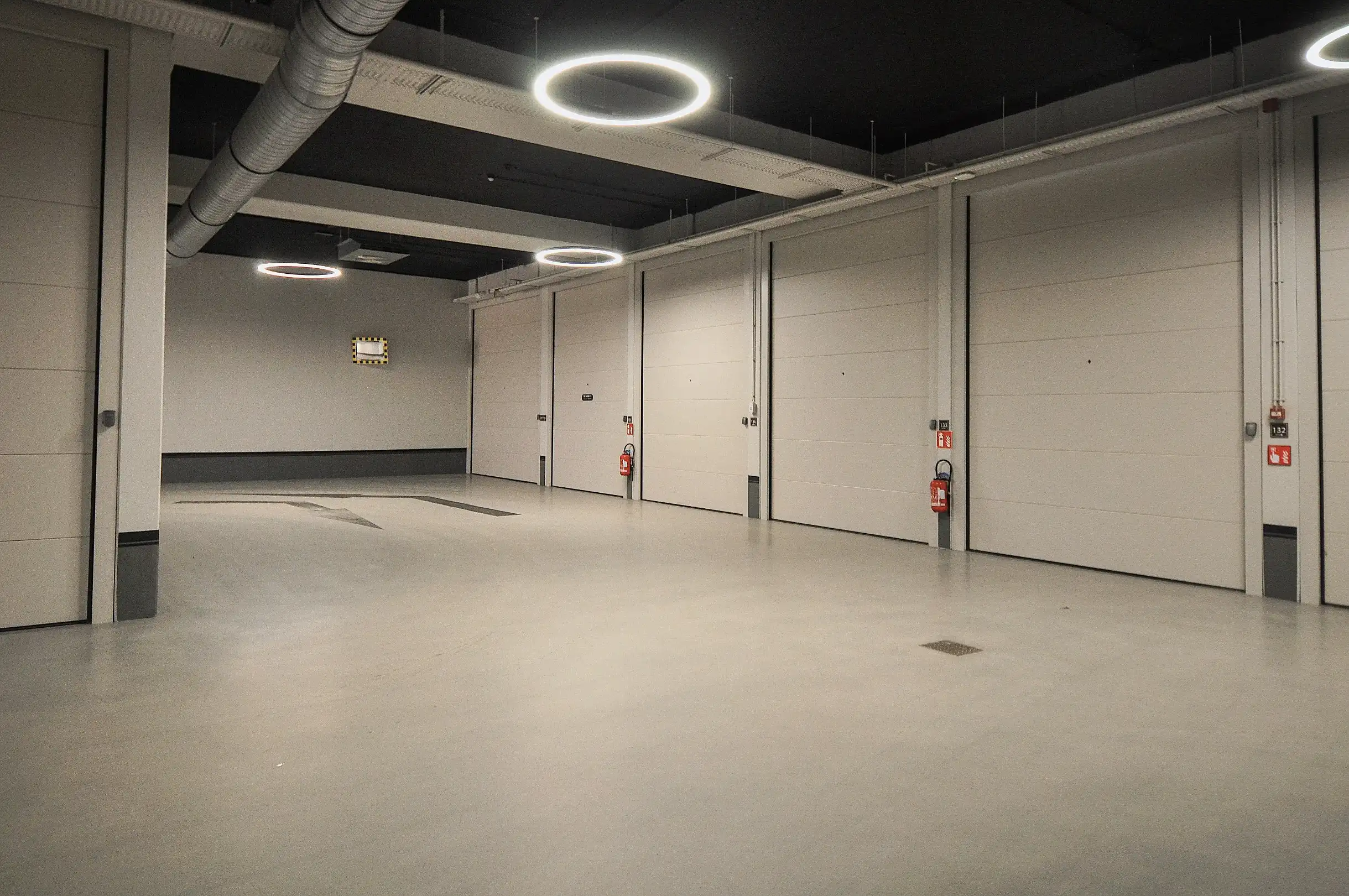 Zeer ruime garagebox van ongeveer 23m² gelegen in het zoute. foto 5