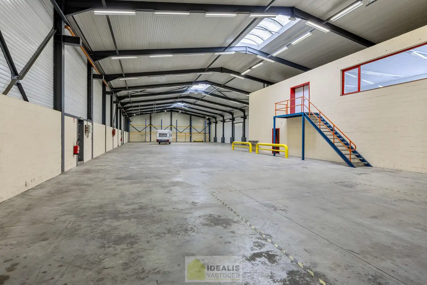 IDEALIS VASTGOED – Industrieel bedrijfsgebouw van maar liefst +-5000m² bruikbare oppervlakte, bestaande uit bedrijfshallen, kantoor- en vergaderruimtes en een appartement met een centrale ligging op industrieterrein Genk Zuid op een perceel van 10.326m² (1,03 hectare). foto 39