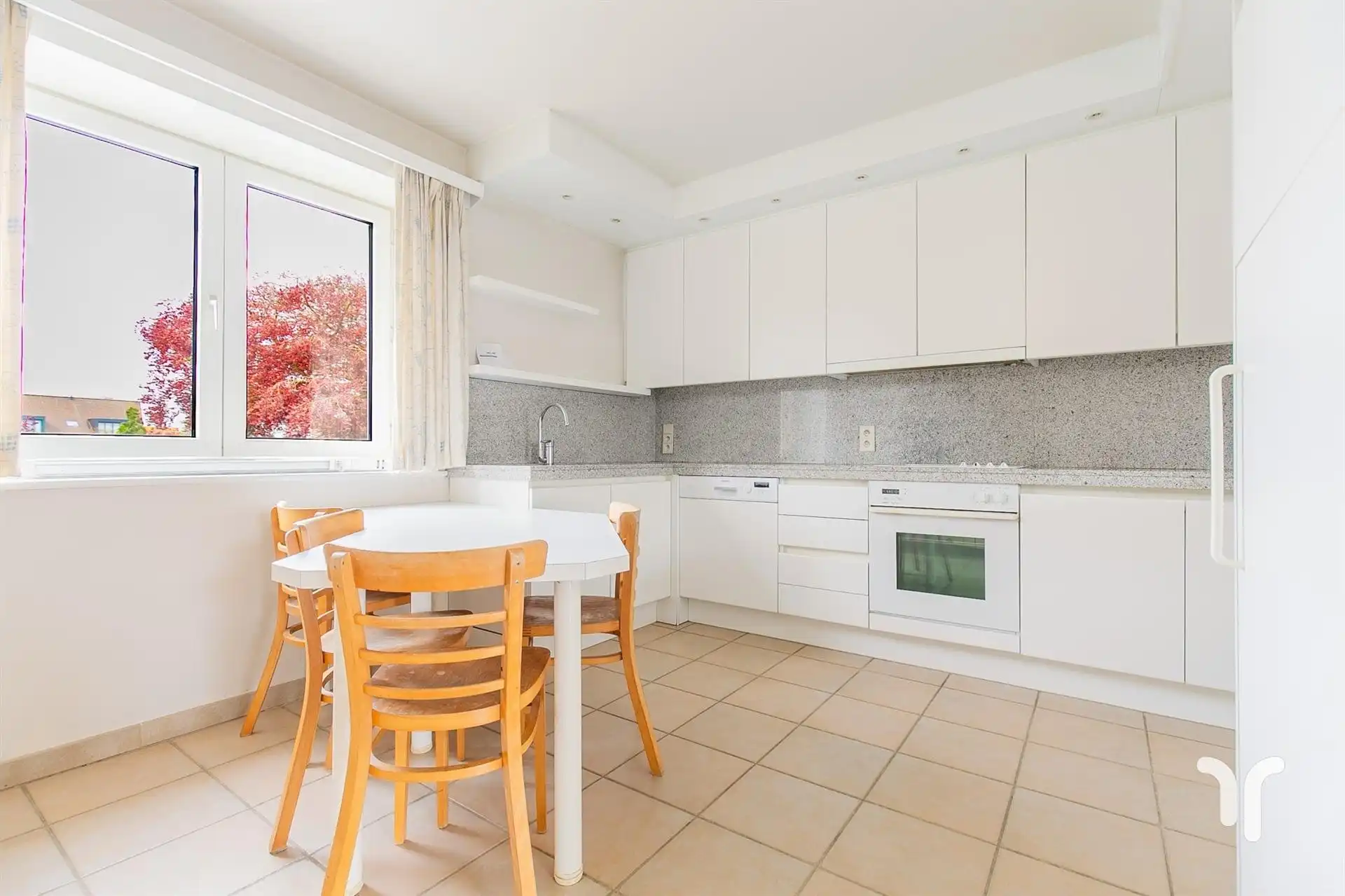 Commercieel gelegen kantoorgebouw met parking, uitweg en appartement met 3 slaapkamers. foto 8