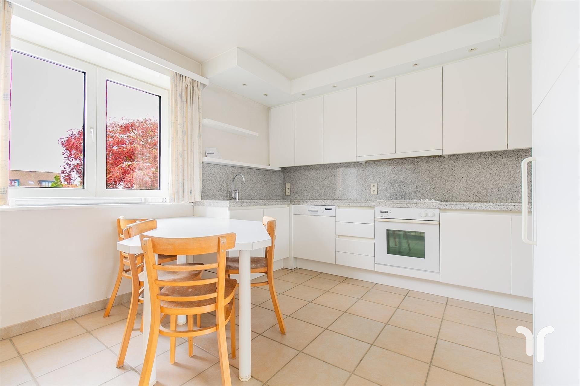 Commercieel gelegen kantoorgebouw met parking, uitweg en appartement met 3 slaapkamers. foto 8