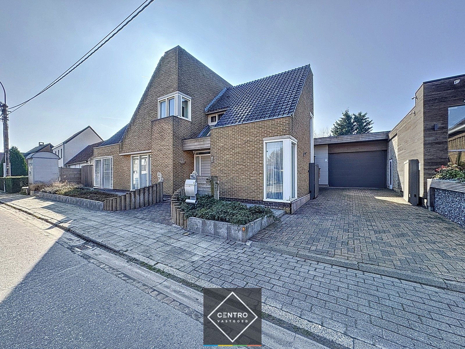INSTAPKLARE woning met 4 slpks, 2 badks, PRAKTIJKRUIMTE en met MAGAZIJN! foto 2