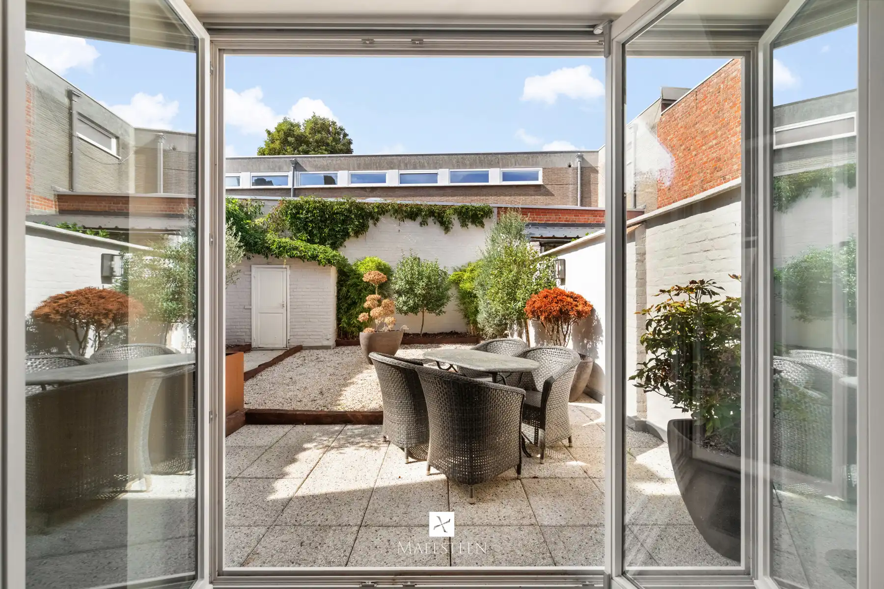 Stijlvolle herenwoning met garage in hartje Brugge centrum foto 10