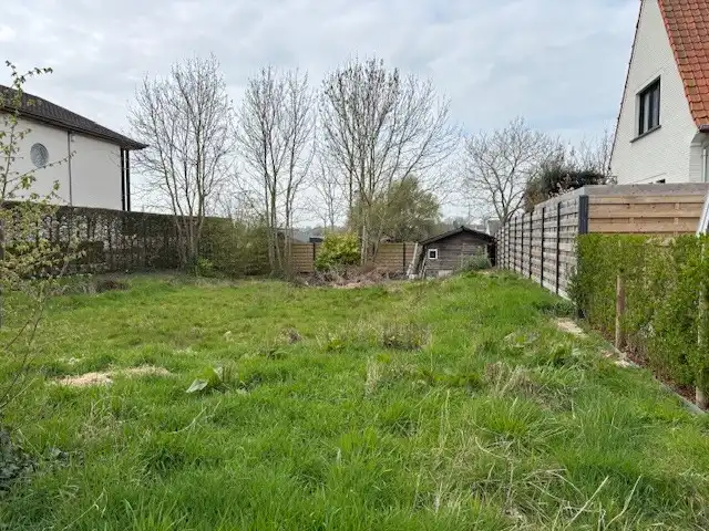 Stuk bouwgrond voor open bebouwing (527m²). foto {{pictureIndex}}