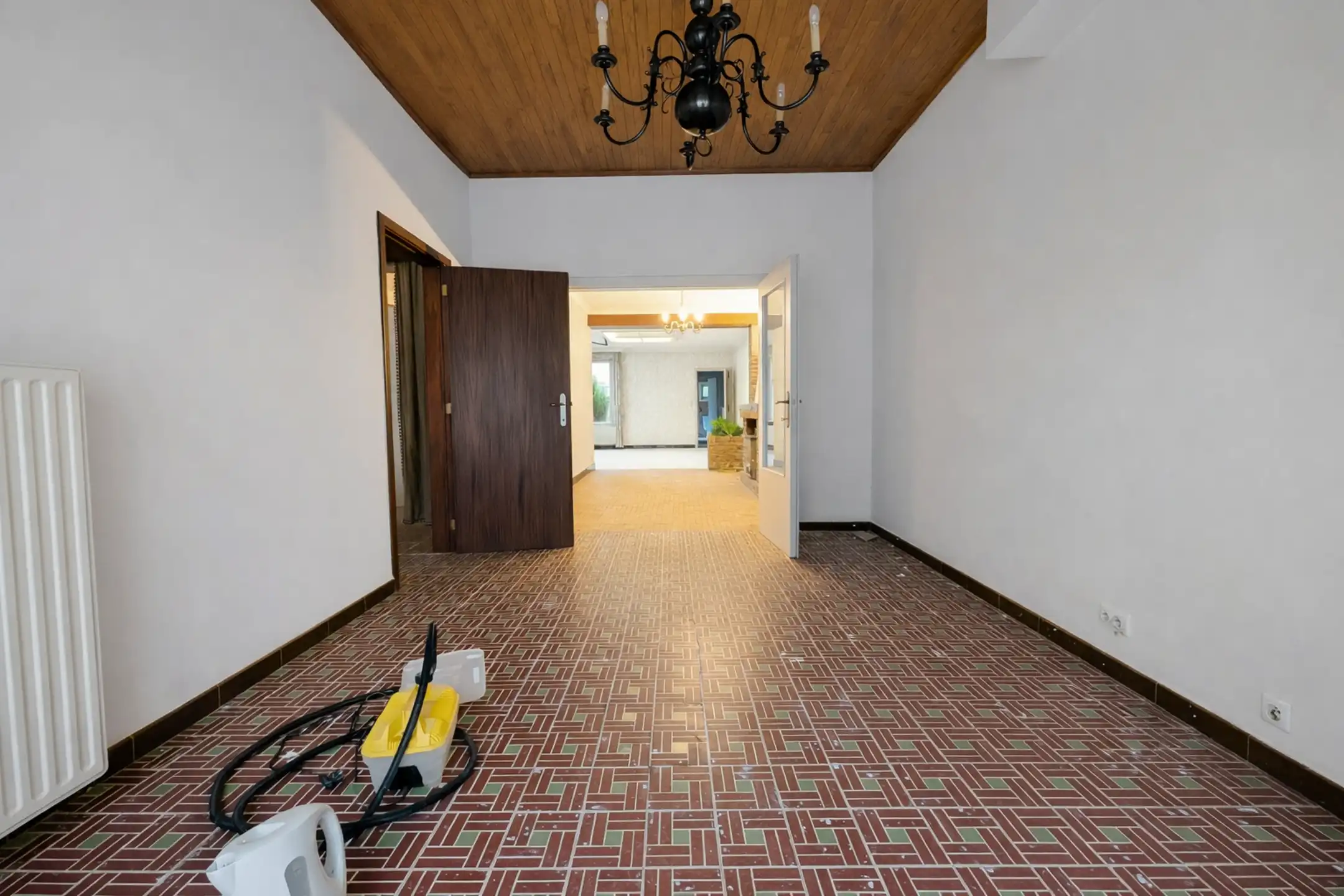 Ruime te renoveren woning met 4 slaapkamers, tuin en garage in Adinkerke te koop. foto 4