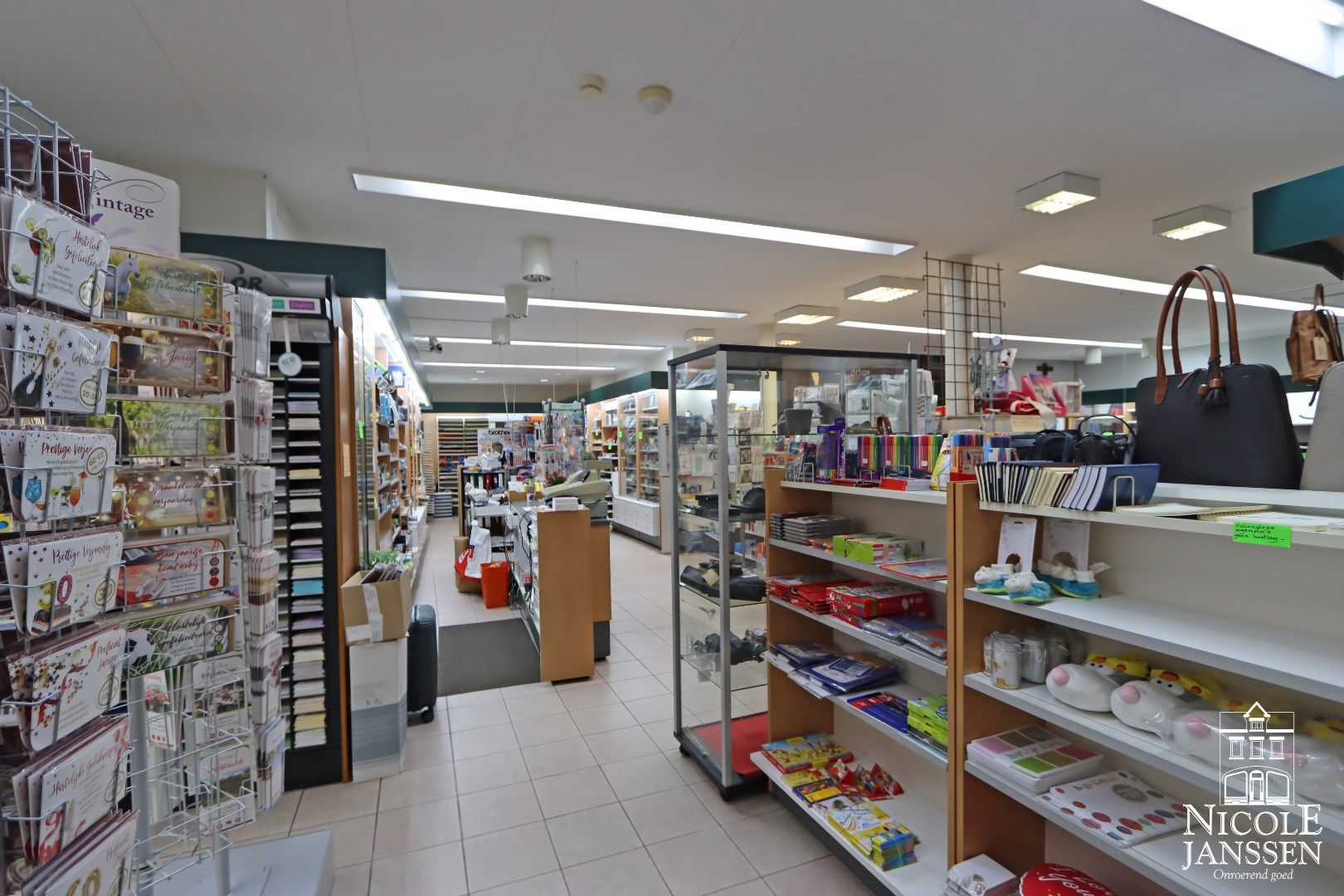 Gelijkvloers handelspand/kantoorruimte foto 2